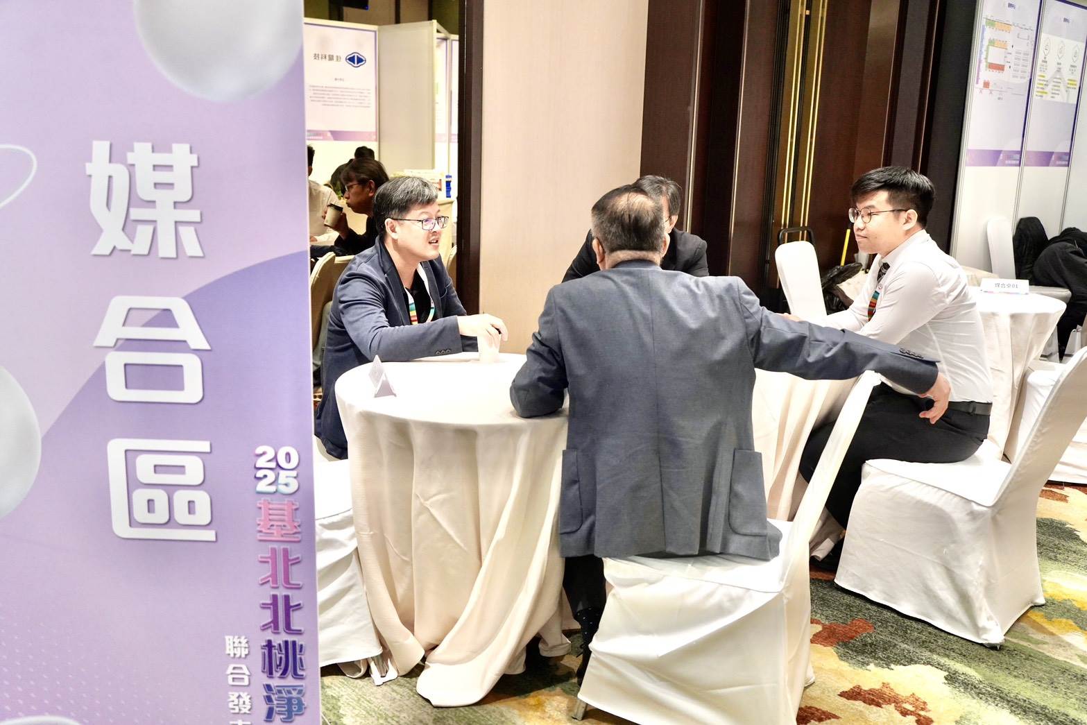 現場同步舉辦「節能媒合會」與「基北北桃聯合碳健檢專區」，媒合會集結創能、儲能、_0