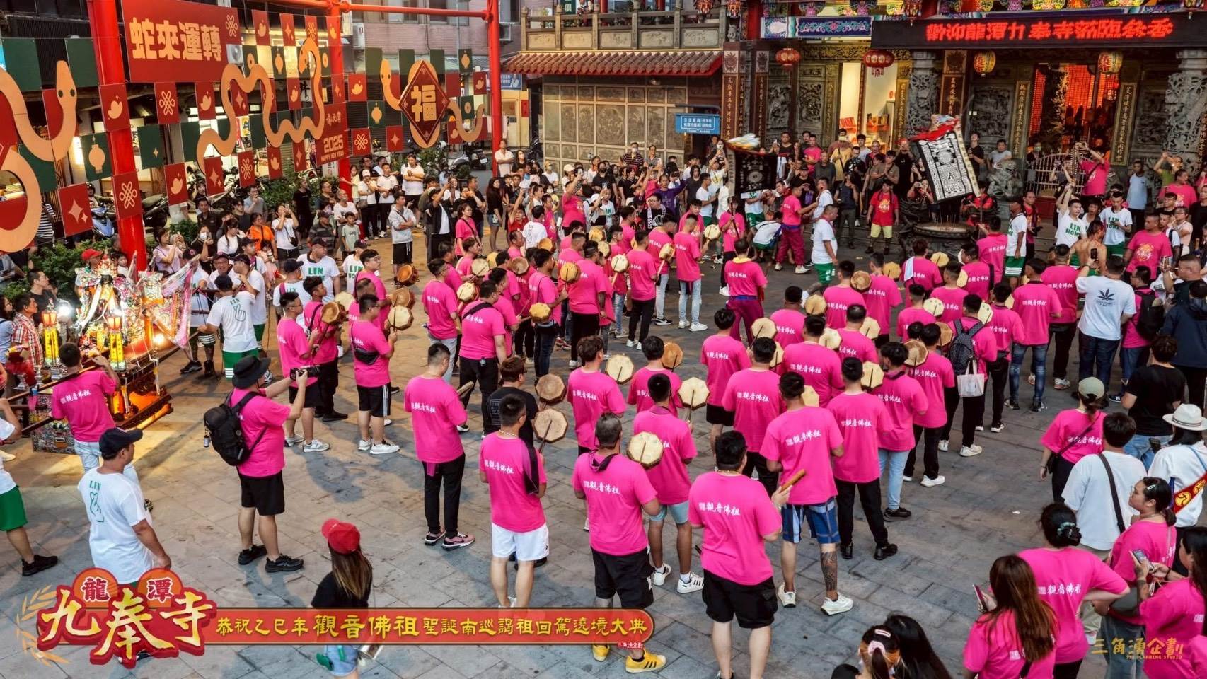 夜間遶境隊伍整齊壯盛，展現信眾虔誠與地方凝聚力。（圖／九奉寺提供）