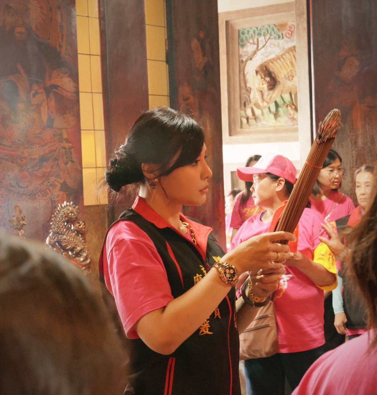 九奉寺主委廖韋萲於廟內虔誠敬香，祈願國泰民安、福慧增長，見證觀音佛祖慈悲顯靈。（圖／九奉寺提供）