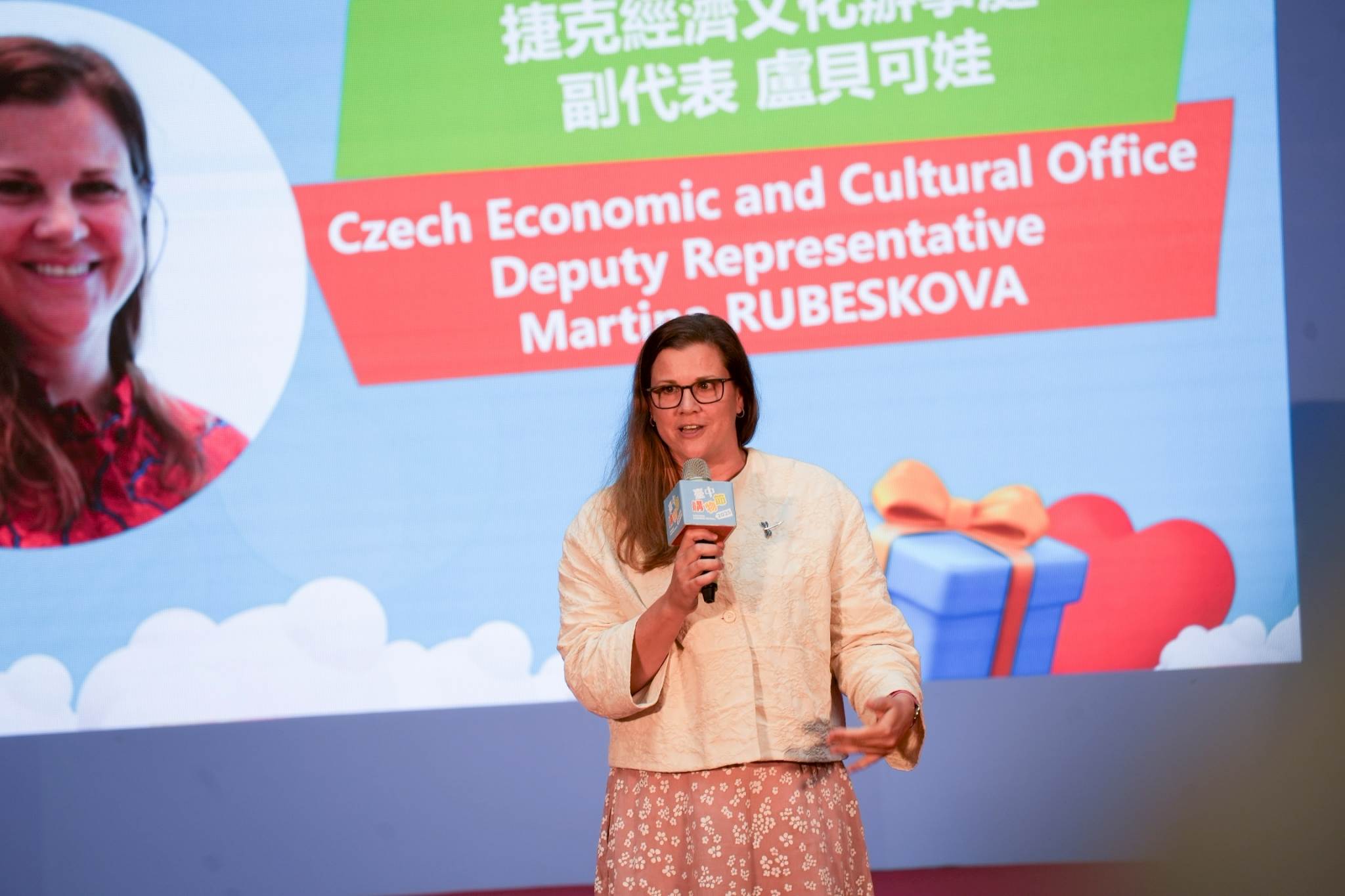 台中購物節今年邀請來自歐盟、法國、捷克及芬蘭、菲律賓、印尼等6位大使共同拍攝宣傳片。（圖／台中市政府經發局提供）