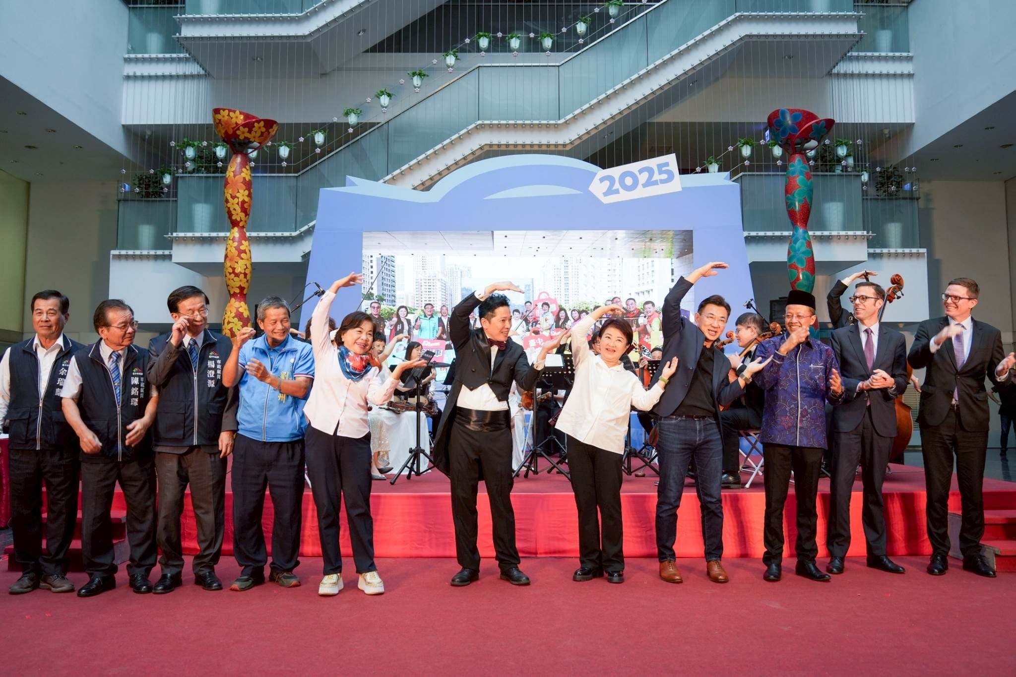 活動由TCSO台中市交響樂團以「世界樂音共譜台中嘉年華」開場，呈現購物節為世界開啟歡迎之門。