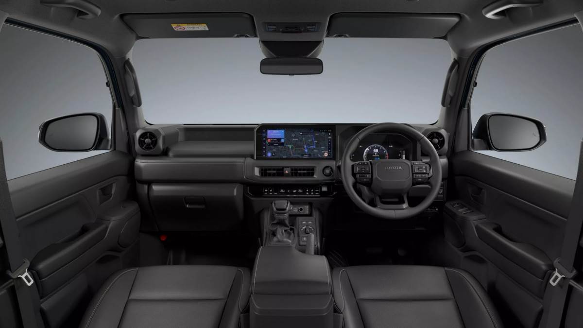 車內雖然皆以易清潔的面料為主，但搭配現代化的大型螢幕，依舊有著科技氣息。（圖／豐田提供）