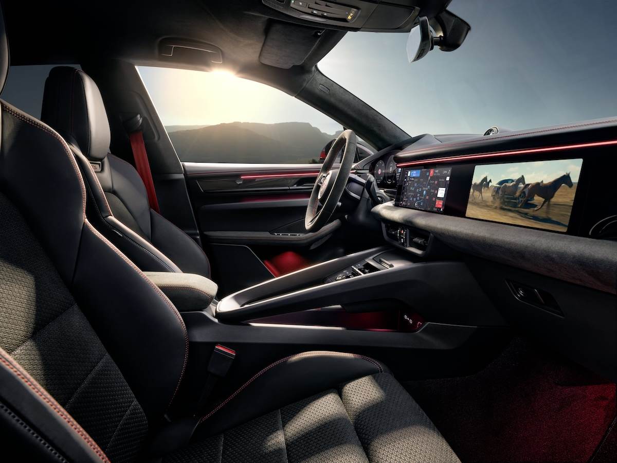 Macan GTS的座艙同樣延續運動化風格，採用大量Race-Tex材質搭配黑色柔感真皮飾件。（圖／Porsche提供）