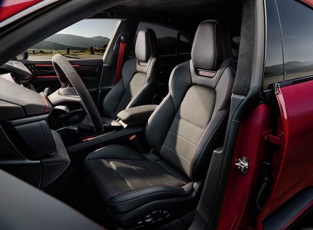 Race-Tex材質伸至18向電動調整跑車座椅的中央區域，座椅側翼與頭枕則以柔感真皮包覆。（圖／Porsche提供）