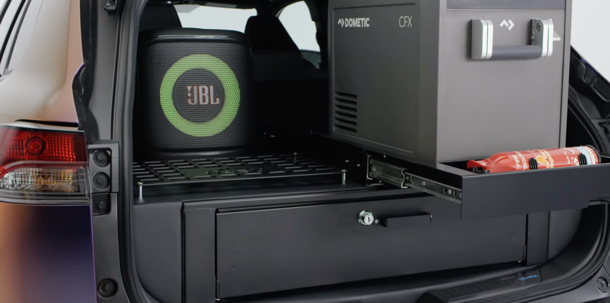 尾門內建滑出式抽屜系統、迷你冰箱與JBL高音質音響系統,並配有滅火器與車外照明燈條。(圖/豐田提供)