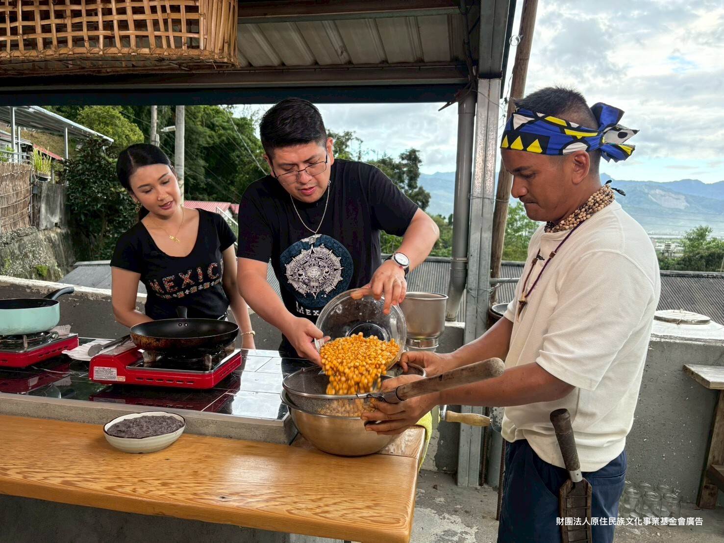 《ila跟土地學做飯》從布農族的acipul(玉米)與墨西哥的靈魂食物相遇，運用一根玉米劃破語言的界線。（圖／原文會提供）