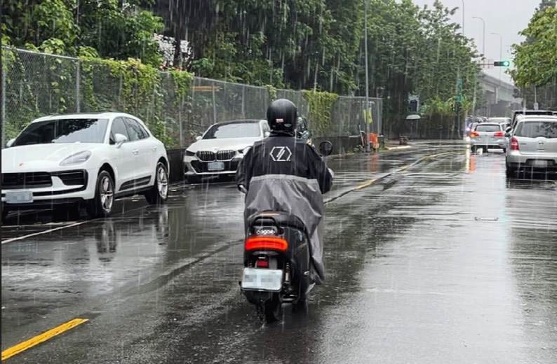 C2C極鋒雨衣受到廣大網友推薦著用。圖CHECK 2 CHECK提供