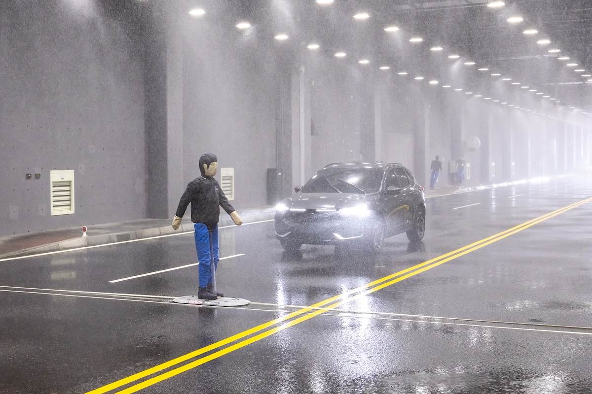 「天候環境隧道測試區」可呈現降雨、濃霧、日照與逆光等多元天候，讓ADAS輔助駕駛功能在大雨或濃霧下進行偵測與反應測試。（圖／ARTC提供）