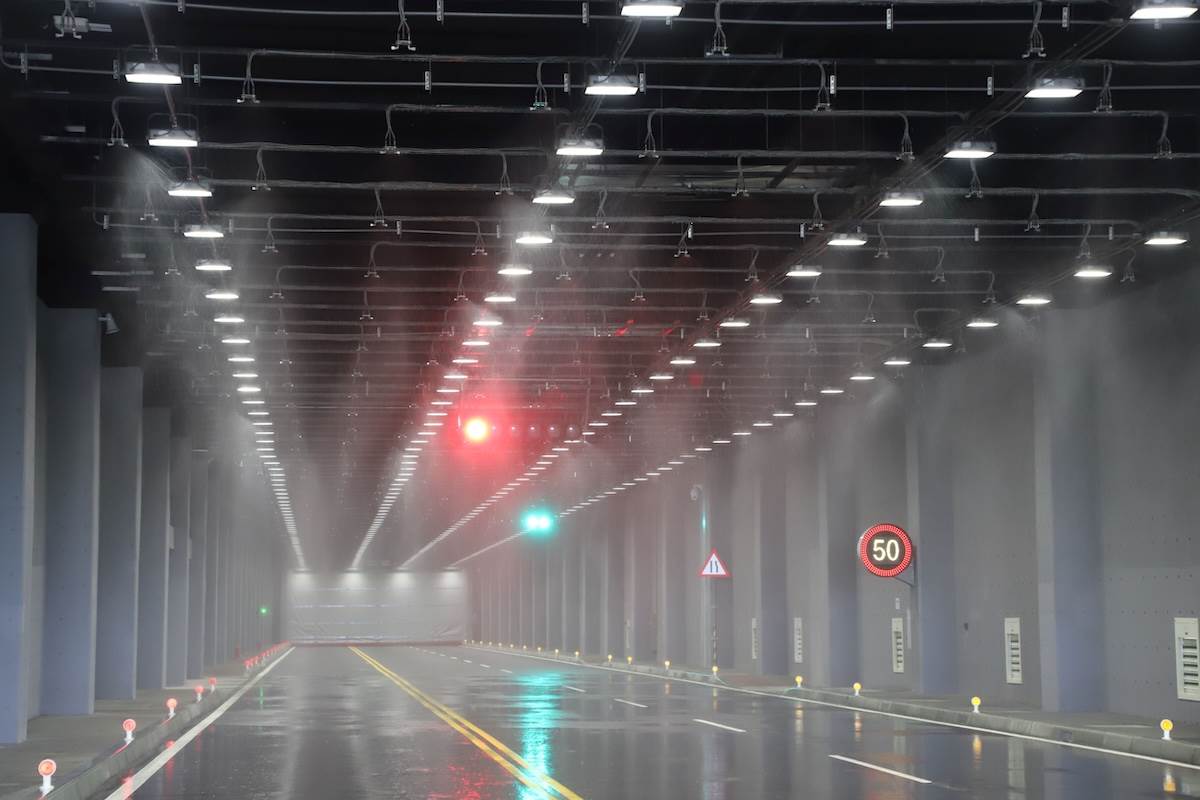 「天候環境隧道測試區」的降雨設備，每小時降雨量可達到100毫米以上，實現中央氣象局所訂定超大豪雨等級。（圖／ARTC提供）