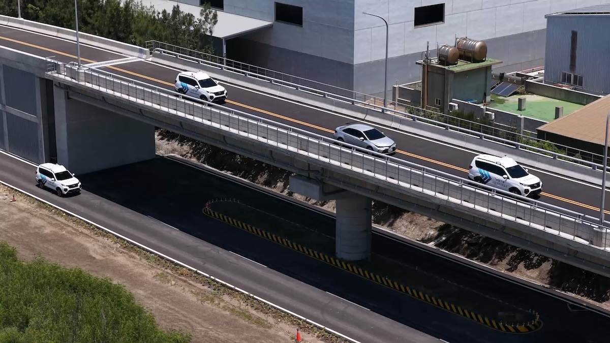 「自駕車高架道路測試區」可重現匝道匯入、上下坡與橋下遮蔽等道路情境，，讓智慧車輛在不同環境下進行感知、定位與決策控制的整合測試。（圖／ARTC提供）