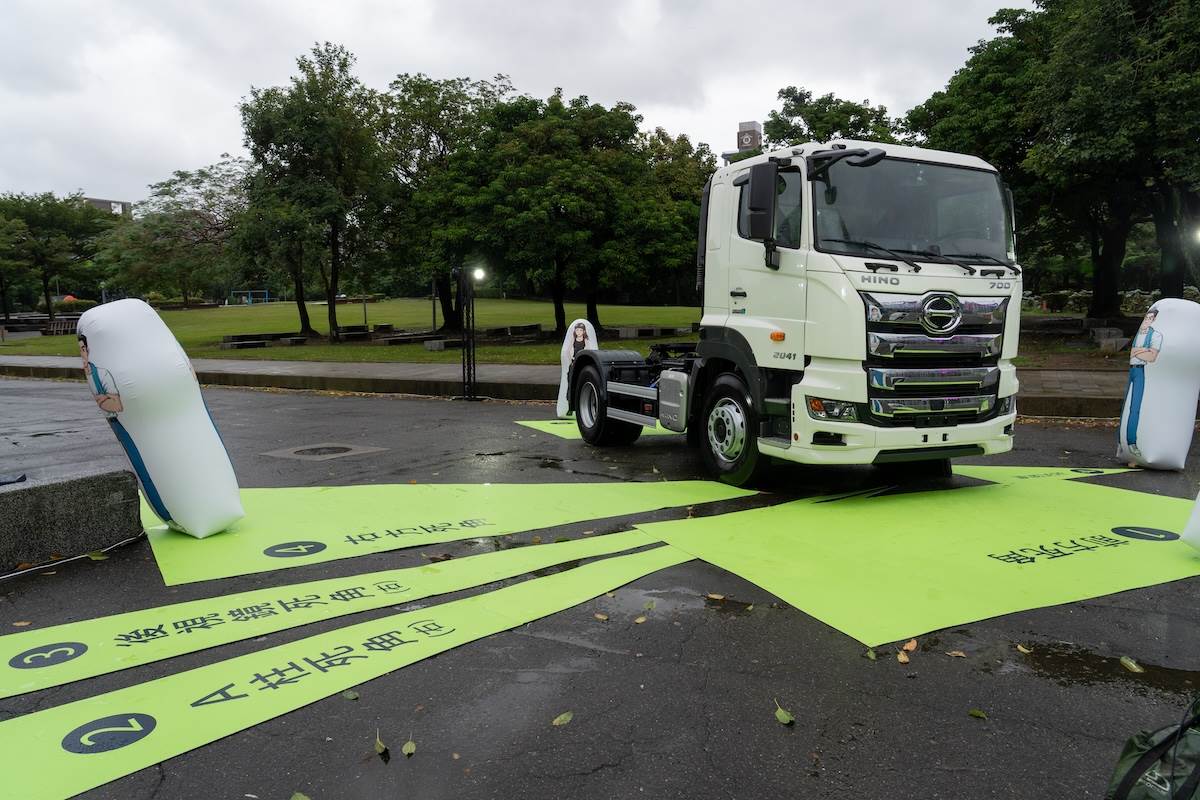 民眾可以親自登上HINO 700系駕駛座，感受大車司機「視野死角與地面風險盲區」。（圖／林昱丞攝影）