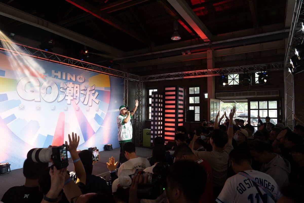 嘻哈歌手阿跨面之前就有幫HINO做了一首歌《HINO幸福》，這次也帥氣演出。（圖／林昱丞攝影）
