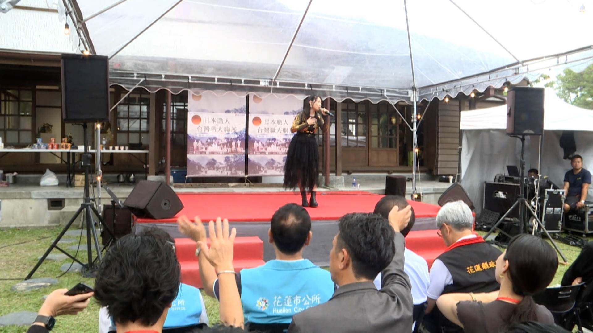 日本藝人增田有華以動人歌聲演唱〈我只在乎你〉日文版，為台日職人聯展揭開序幕。。（圖／東森新聞）
