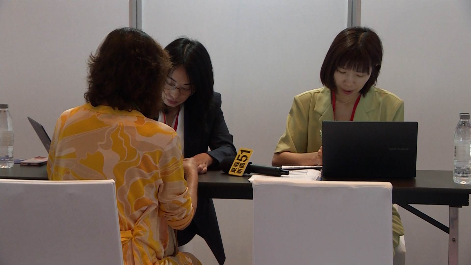 論壇設置互動體驗展區，吸引中小企業踴躍諮詢碳盤查與綠色融資方案。（圖／東森新聞）