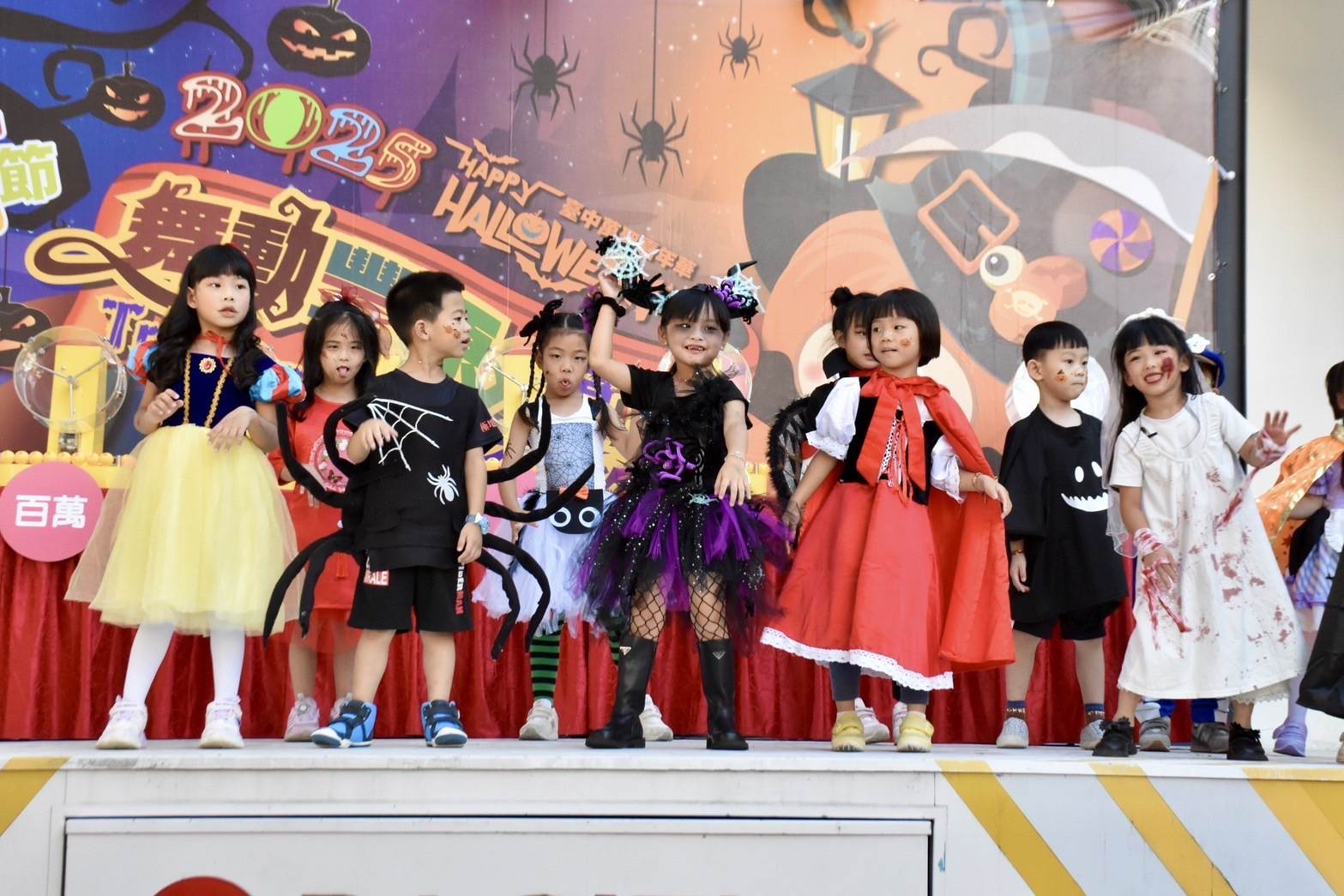 「2025台中萬聖嘉年華 舞動豐原．Trick or Dance 萬聖狂歡夜」活動，在萬聖節前夕周末，現場集結上百位萌鬼共舞。（圖／台中市政府經發局提供）