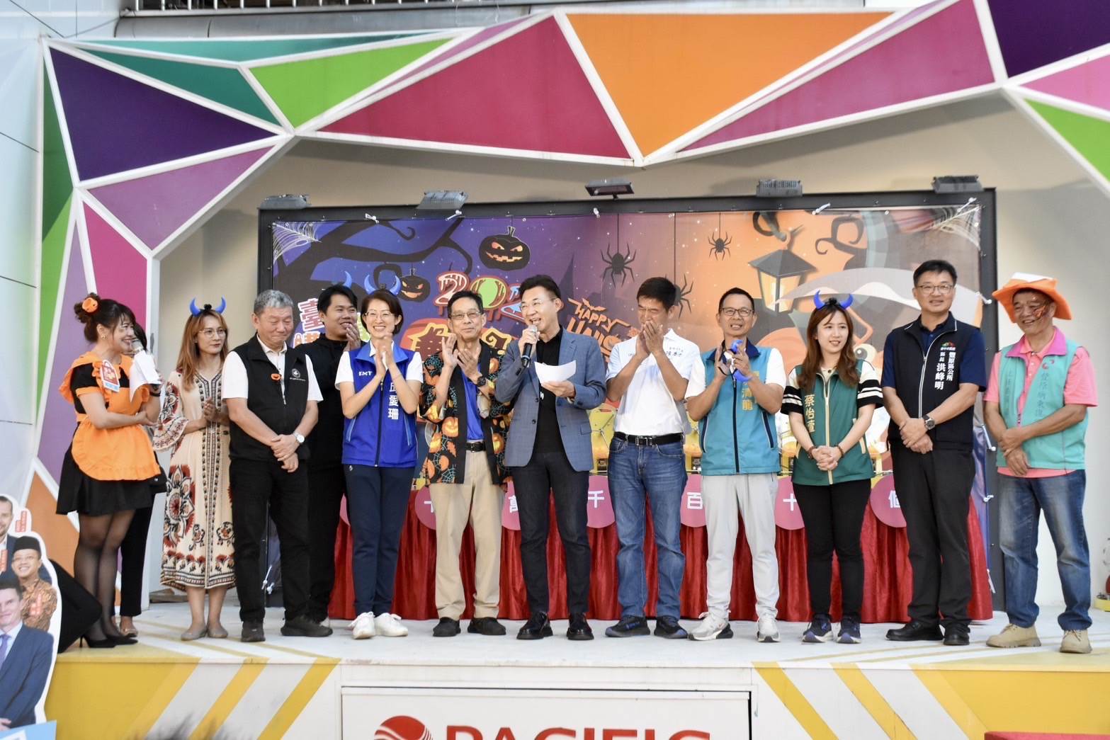 馬尼拉來回機票中獎者驚喜出爐，江副院長、張局長與貴賓call out。（圖／台中市政府經發局提供）