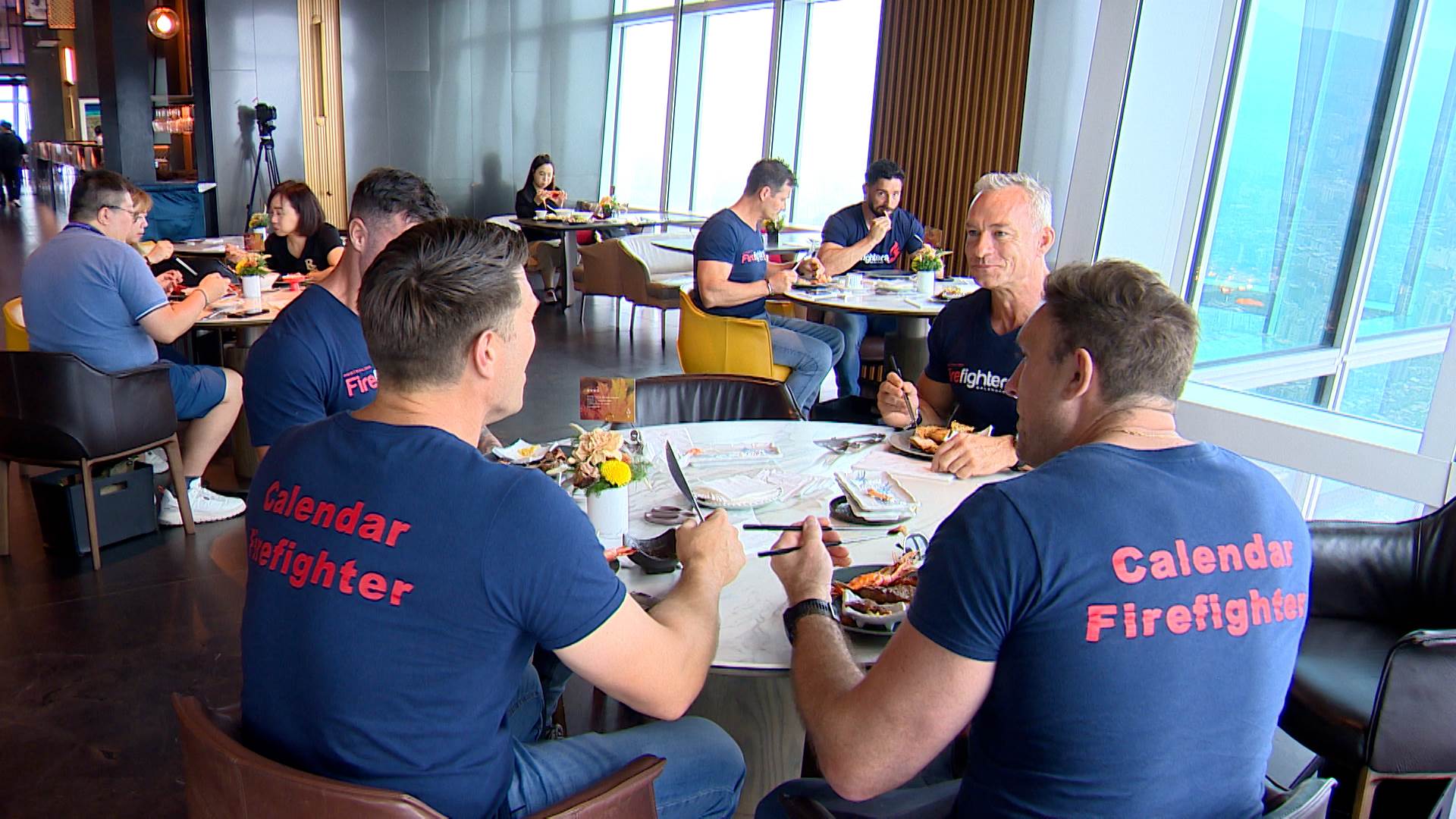 外國人體驗台灣味！饗A Joy以小籠湯包、炙燒壽司征服澳洲消防員的味蕾。（圖／東森新聞）