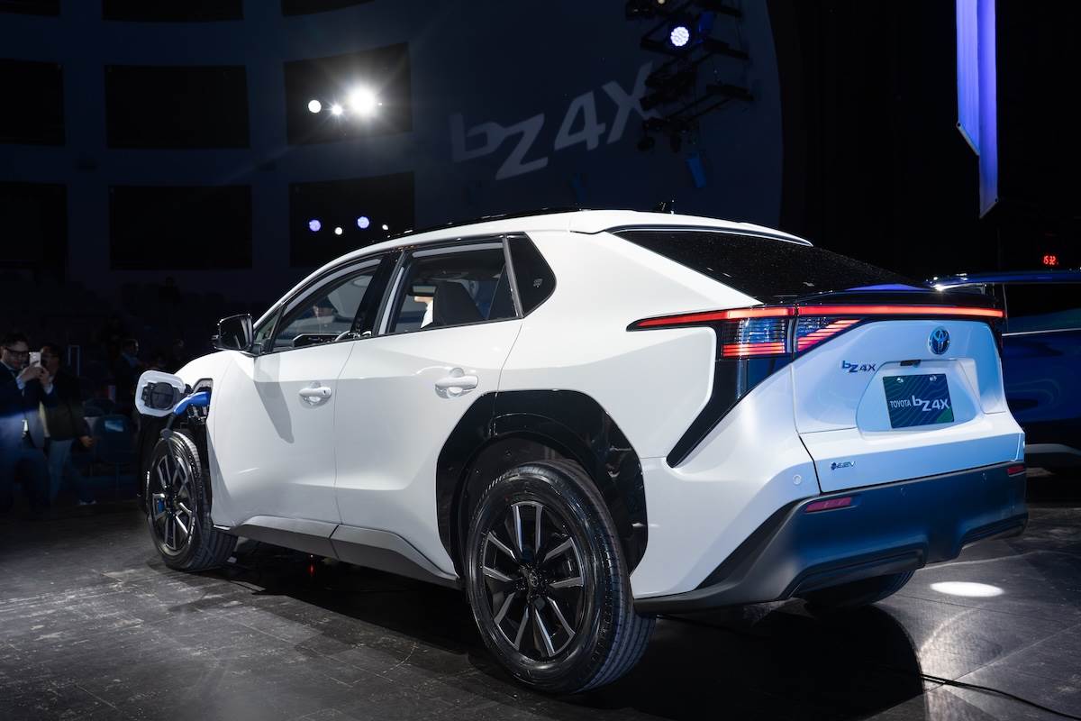 輪拱材質由傳統的防刮材質改為高質感的烤漆輪拱,並搭配全新設計的18吋鋁圈,而鴨尾擾流板上緣高度也提升了5mm。(圖/林昱丞攝影)