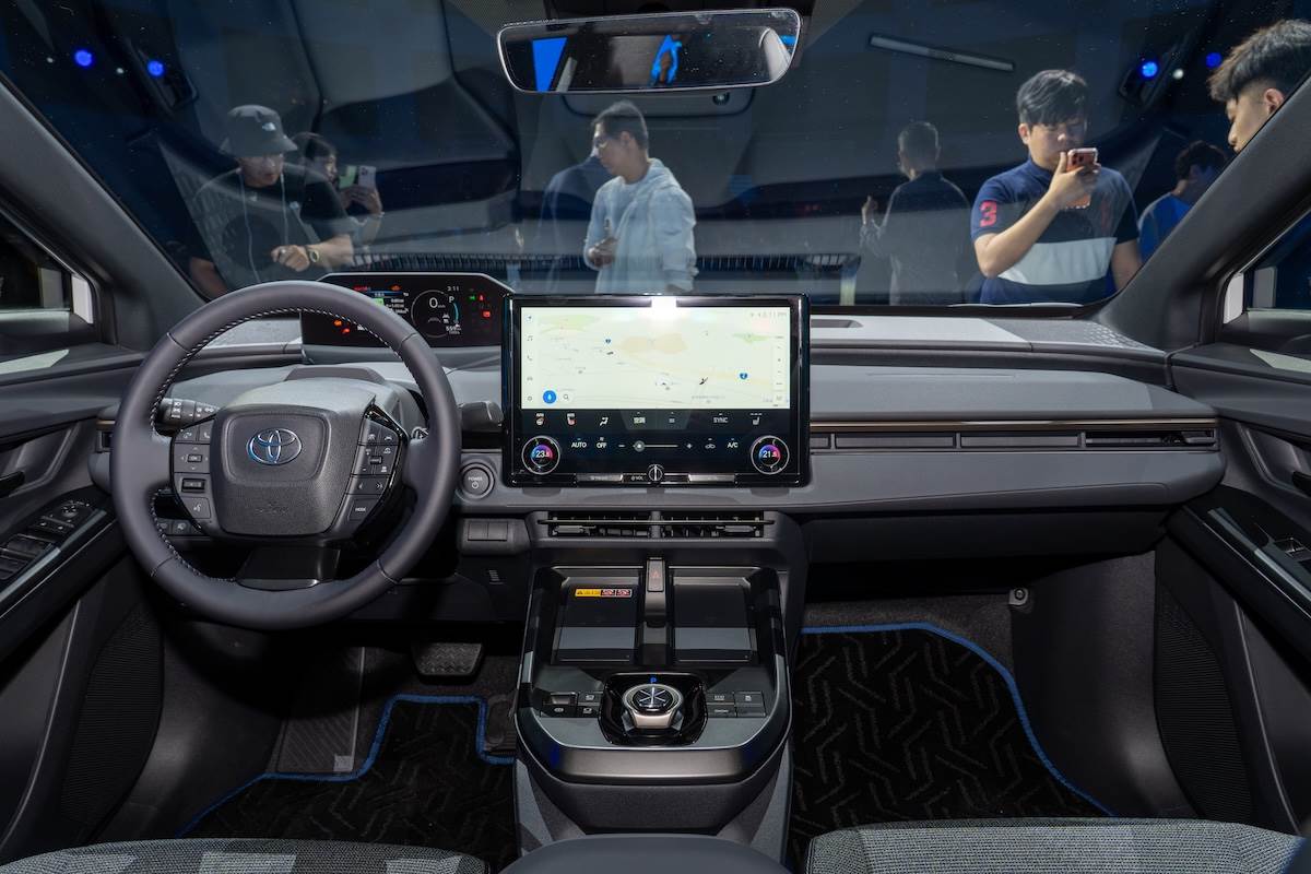 內裝設計換上簡薄型的儀表台水平延伸,空調擁有nanoe X 負離子淨化功能,還有64色氣氛燈、雙無線充電面板等配備。(圖/林昱丞攝影)