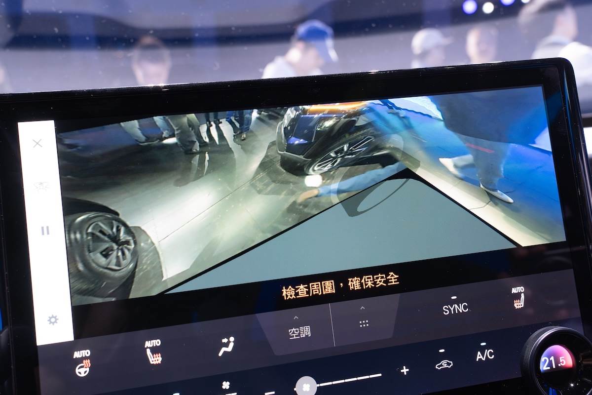 PVM環景影像輔助透視系統新增了實用的底盤透視功能。(圖/林昱丞攝影)