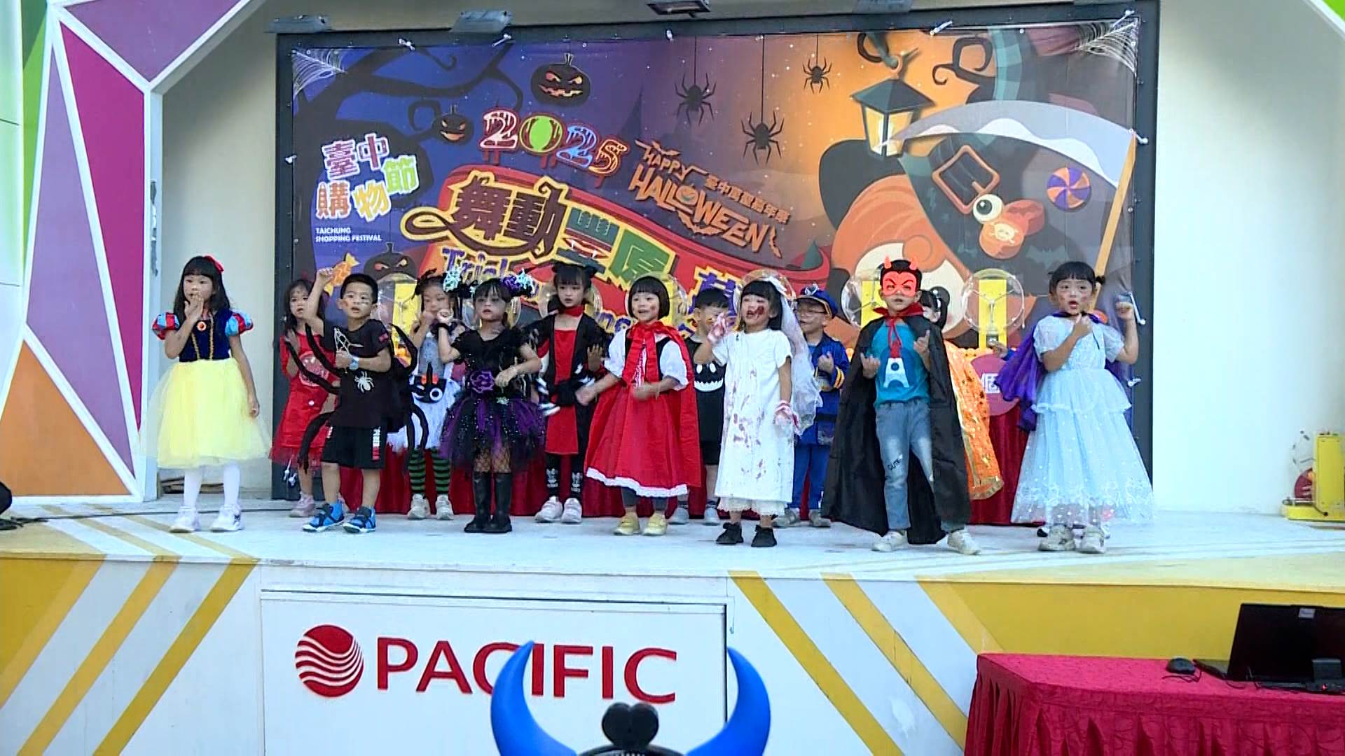 活動現場融合萬聖節主題，舉辦「豐鬼王爭霸大賽」，吸引許多民眾盛裝打扮，營造熱鬧歡慶的節慶氛圍。（圖／東森新聞）