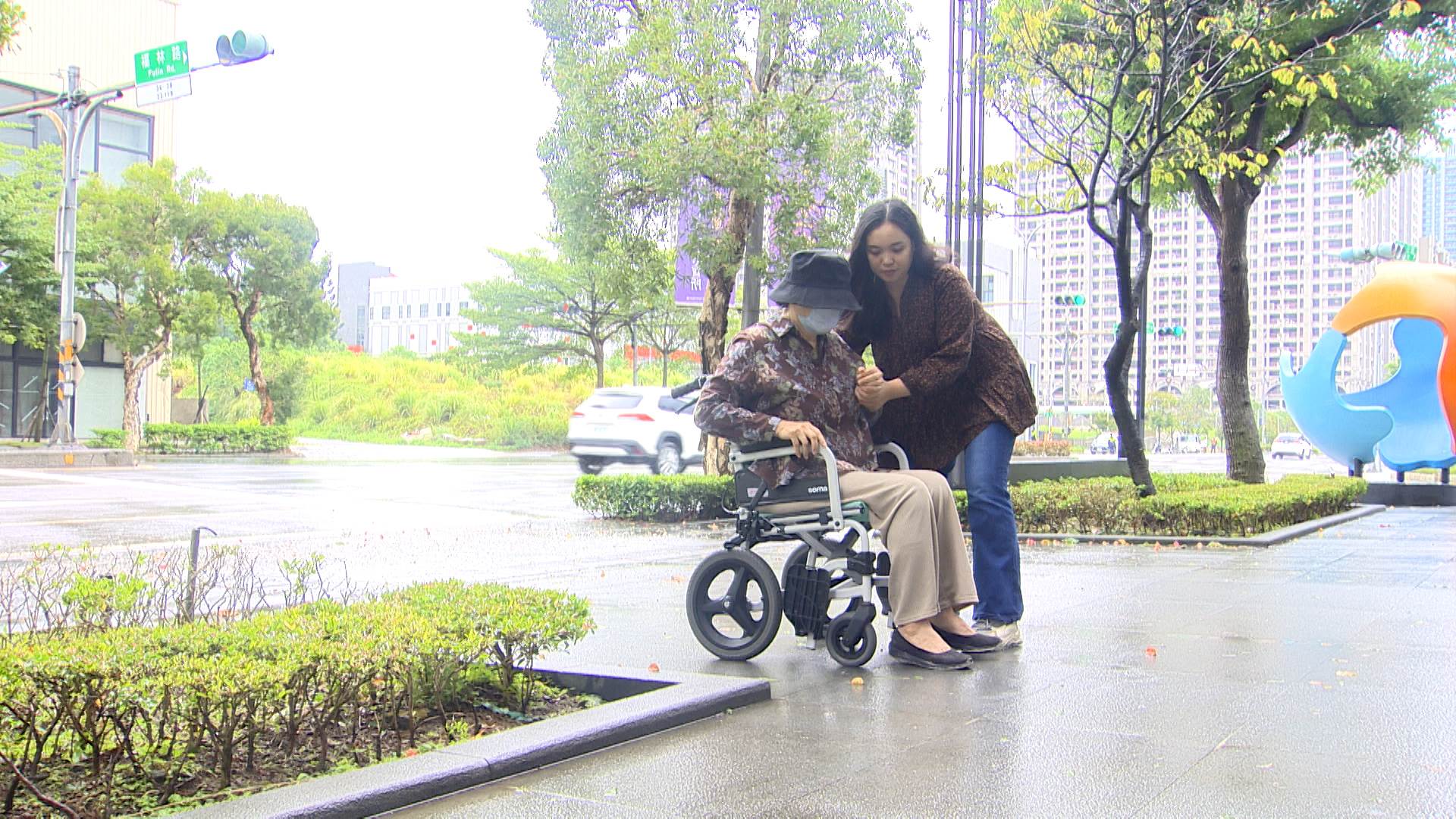 因應長照需求，就業服務法新制8月上路，開放80歲以上長者免經醫療評估，就能申請外籍看護。（圖／東森新聞）