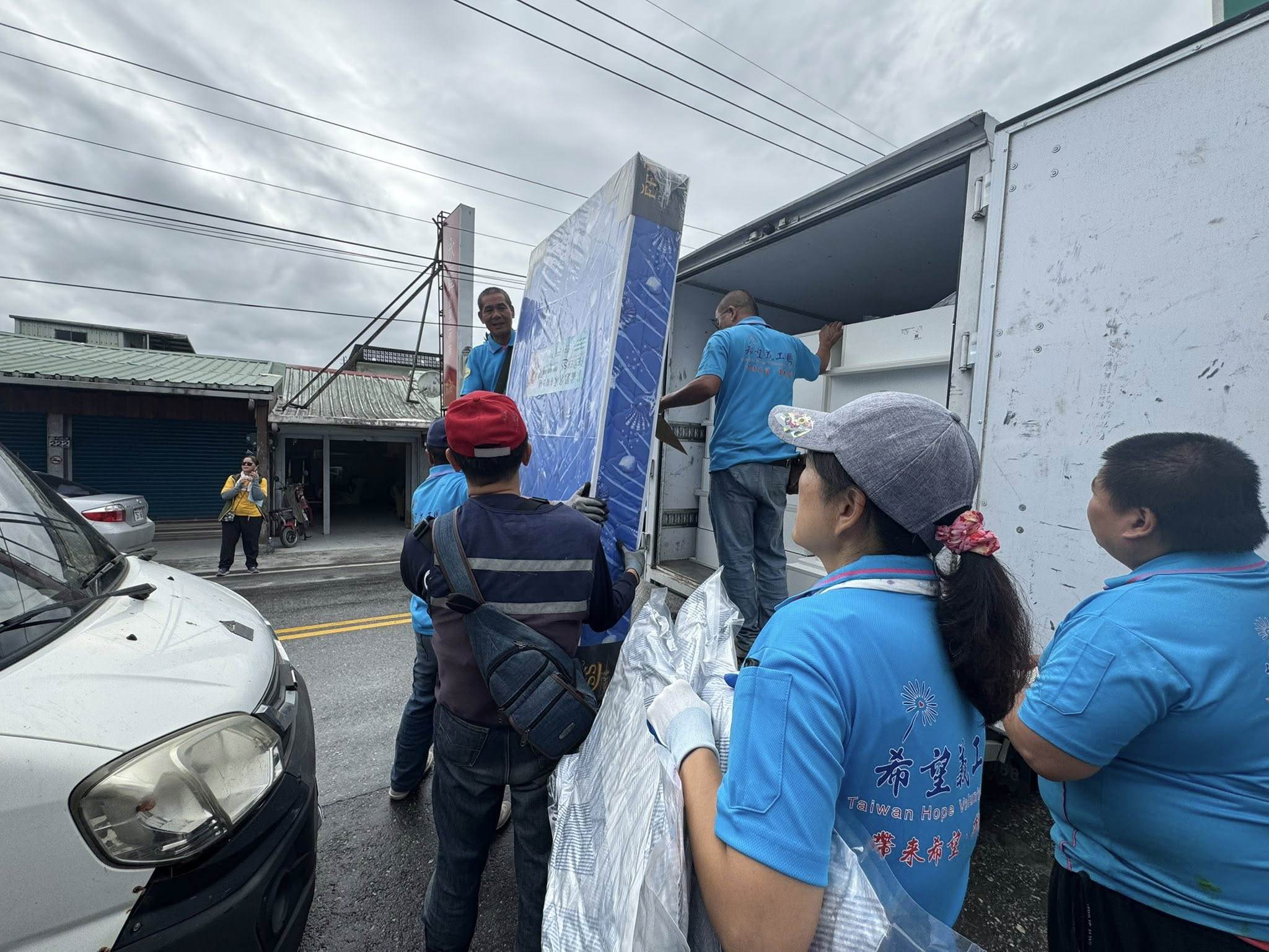 慈善夥伴「希望義工團」合作，送給三百戶災民床組、床墊、衣櫥。