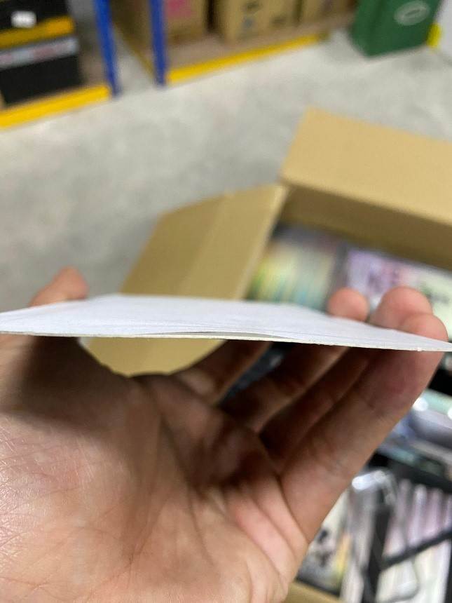 海洛因毒品藏在兩片的紙中間,僅14克重,企圖躲避警方查緝。翻攝畫面