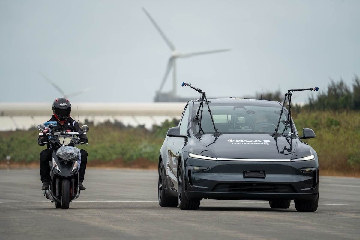 盲點輔助系統（BSD）試驗模擬機車行駛至受驗車輛側方時，系統偵測機車並提供駕駛警示提醒。（圖／林昱丞攝影）