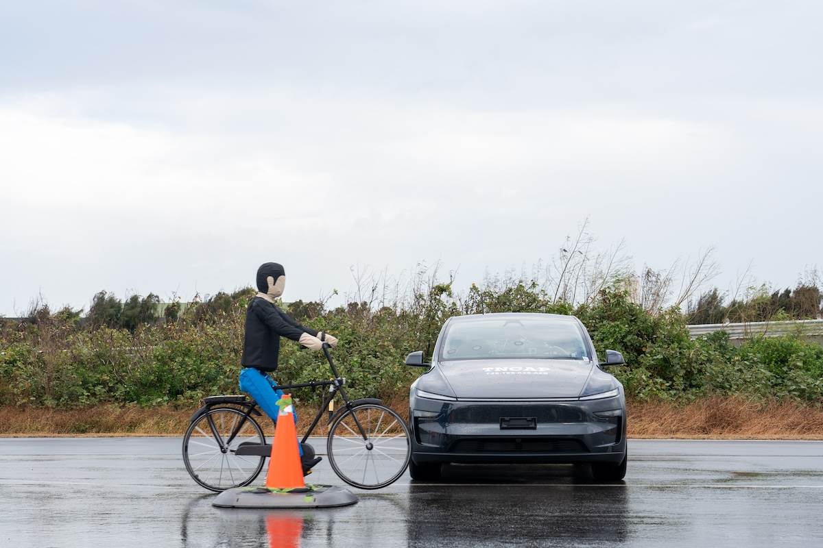 緊急煞車輔助系統（自行車情境試驗）為模擬車輛行進間突遇自行車騎士穿越道路的情境，評估該系統能否主動偵測並提供輔助煞車功能。（圖／林昱丞攝影）