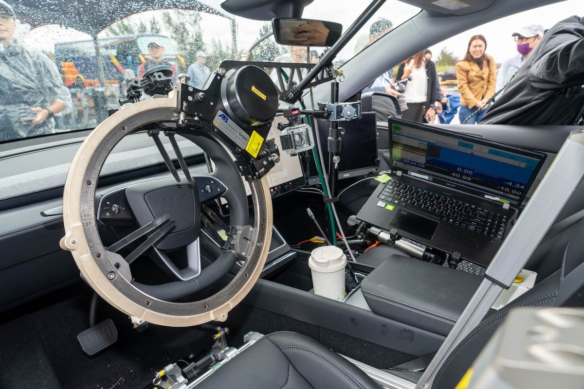 受驗車輛會使用駕駛機器人進行操控，但仍會有實驗人員在車上，必要時可以及時介入。（圖／林昱丞攝影）