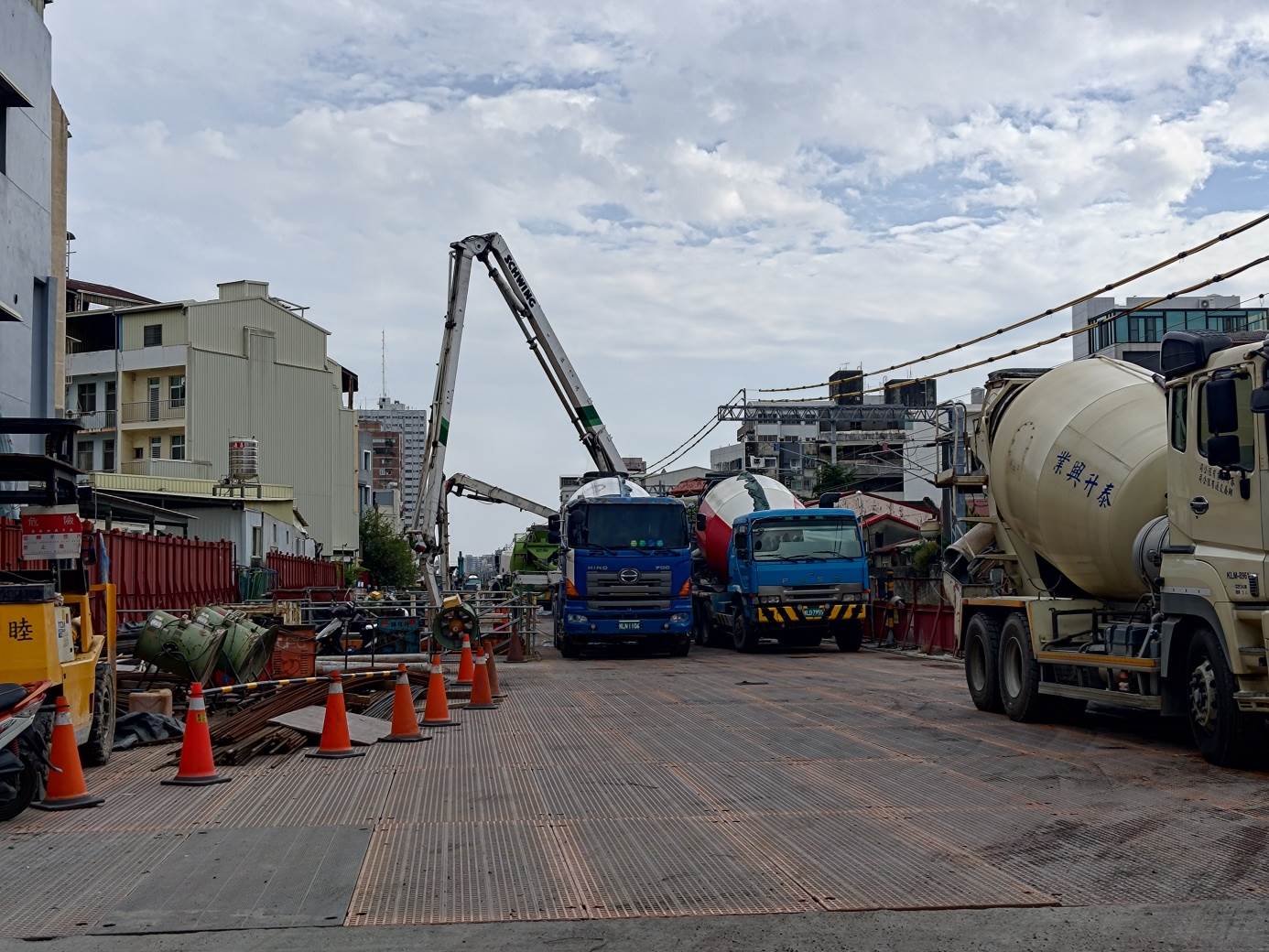 隧道結構頂板混凝土澆置完工,預計明年底可通車。翻攝畫面