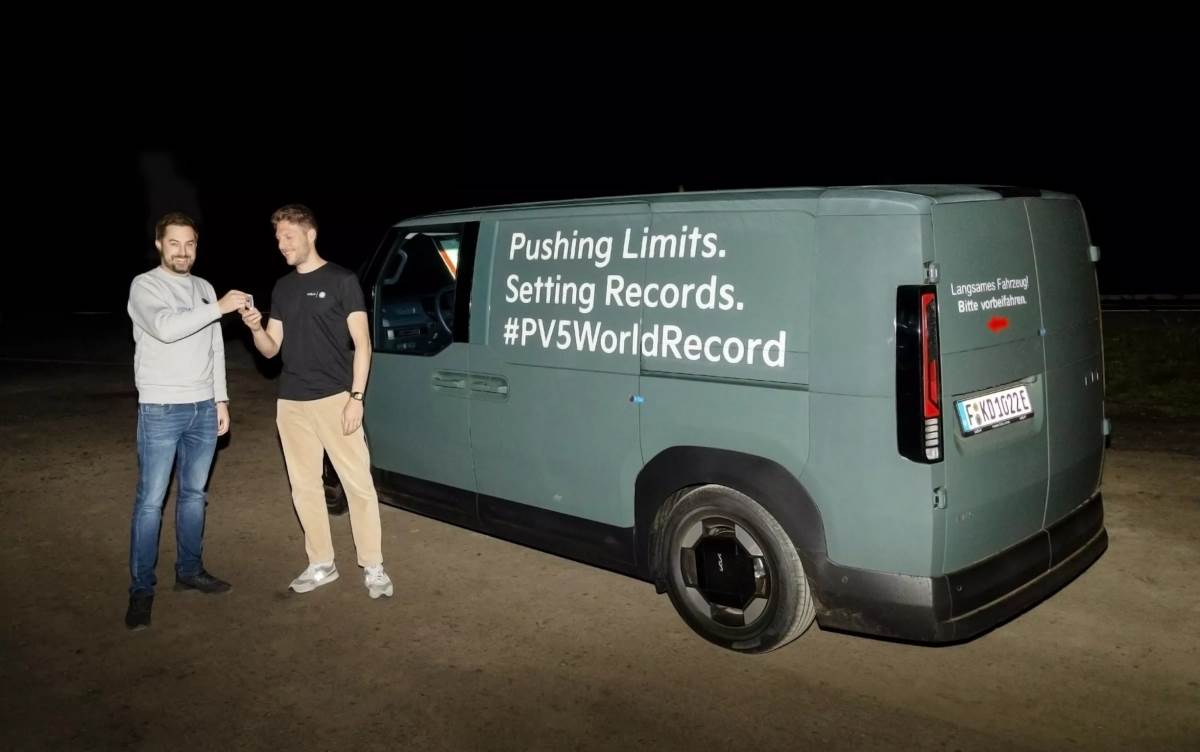 駕駛PV5的是商用車記者George Barrow和現代汽車歐洲技術中心高級工程師Christian Nigemeier。（圖／Kia提供）