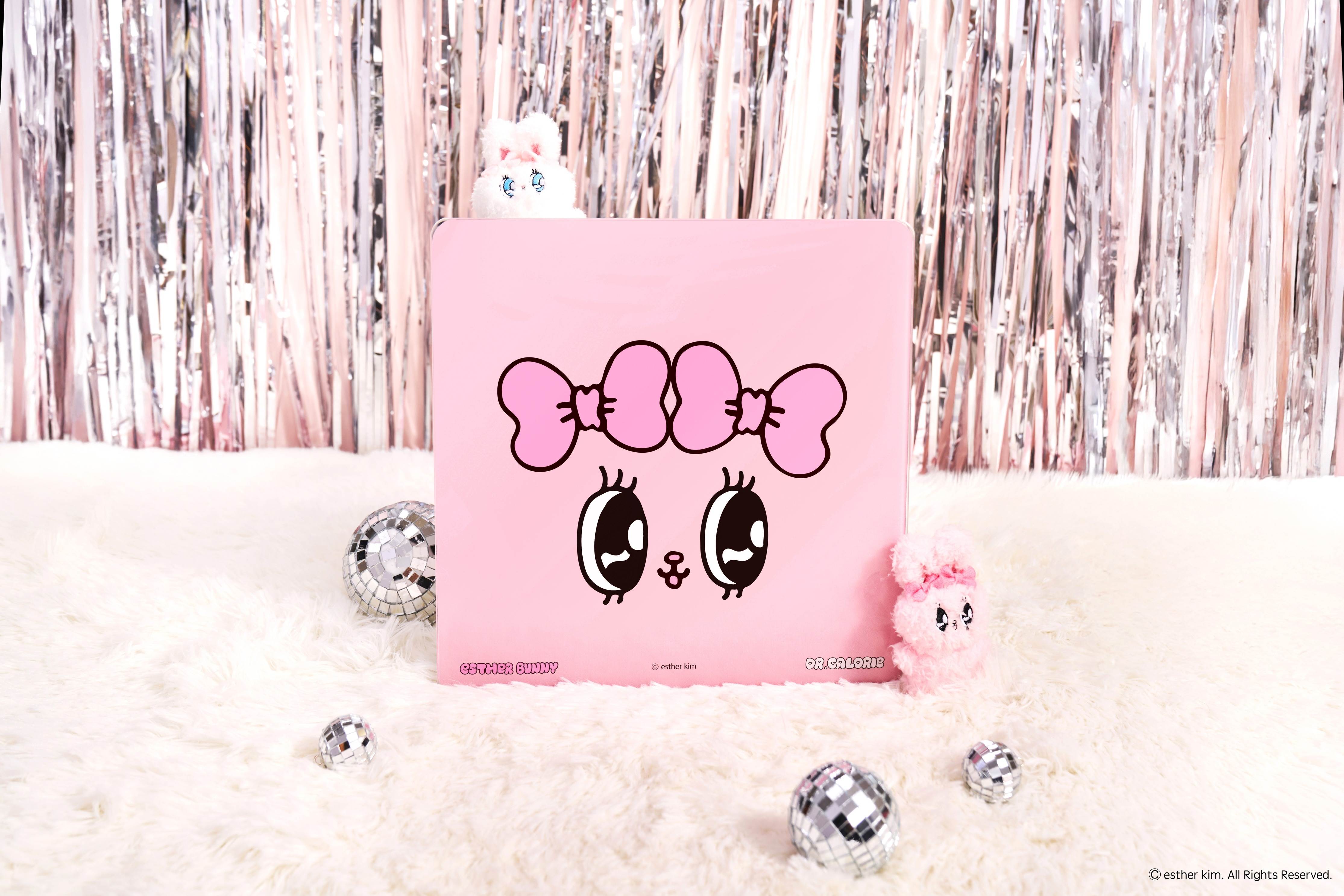 棉花糖般大大的眼睛加上捲翹睫毛、2個粉色蝴蝶結,讓原本讓人焦慮的量體重,瞬間變療_