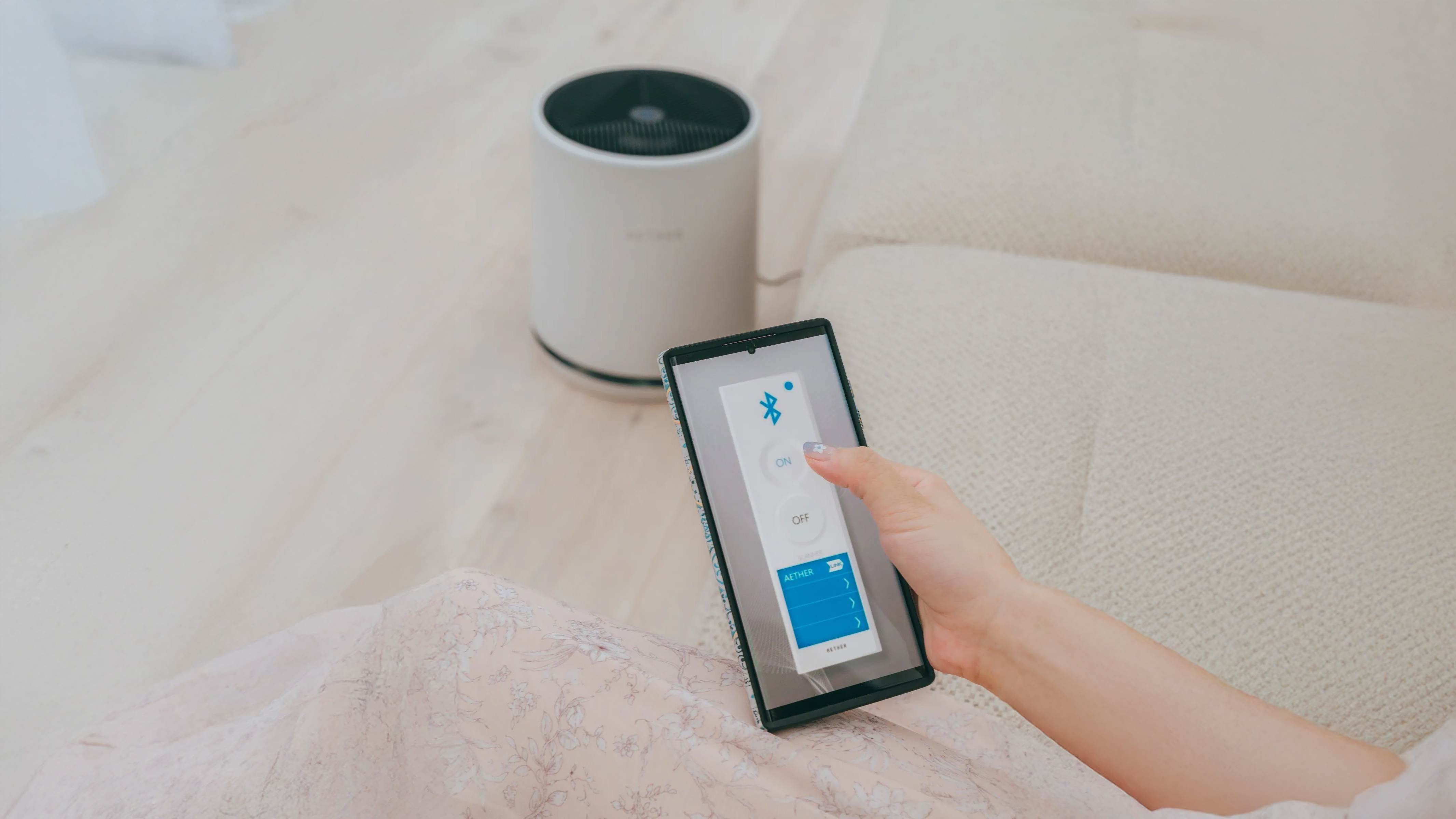 透過藍牙智慧鑰匙 App 控制功能，能及時偵測用戶位置、自動開關機以及調整風速、掌握濾網壽命。 （圖／菘田有限公司提供）
