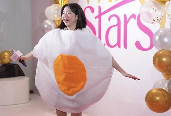 Wing Stars成員妡0身穿荷包蛋服裝登場.JPG
