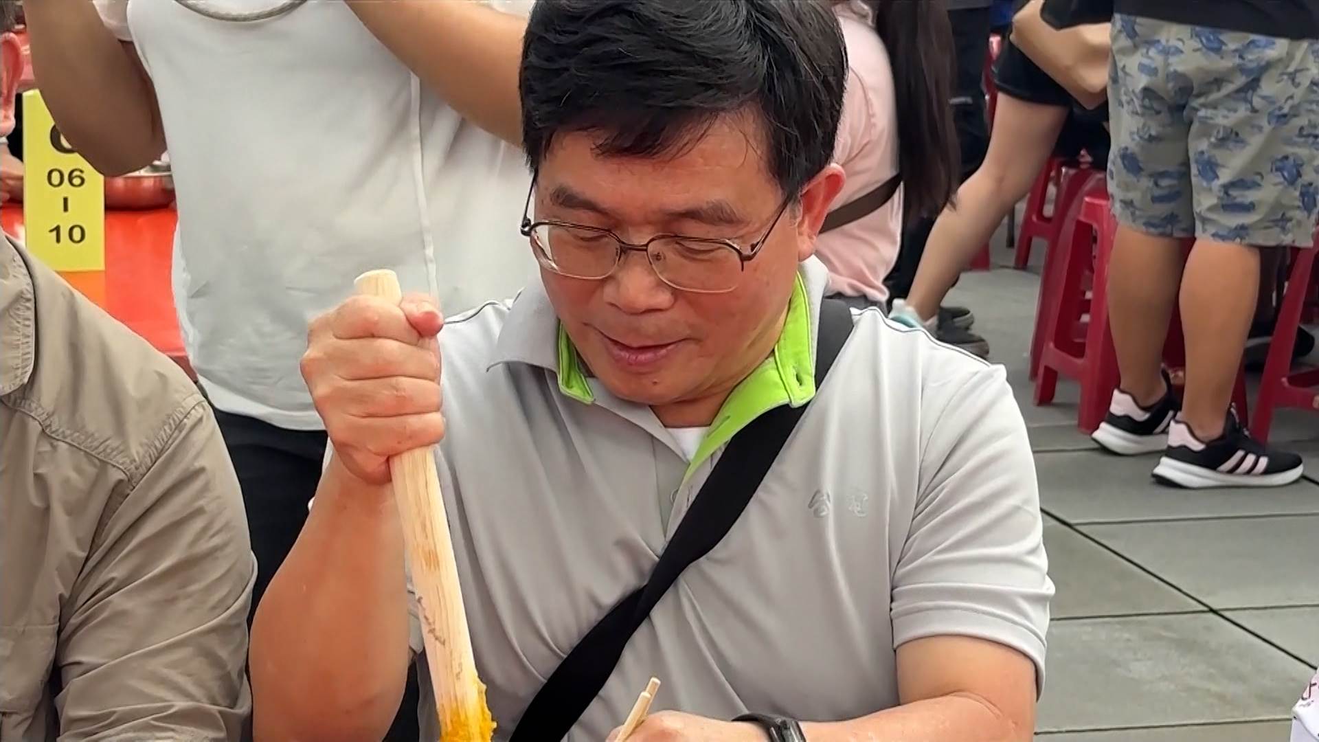 <a href='/search/tags/台電/' target='_blank'>台電</a>副總經理陳銘樹也親自參與搗麻糬行列。（圖／東森新聞）