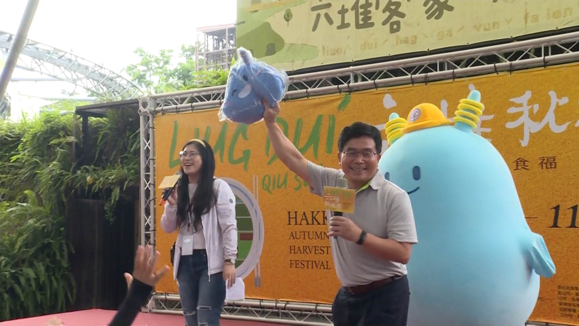 台下觀眾踴躍舉手搶答節電知識題。（圖／東森新聞）