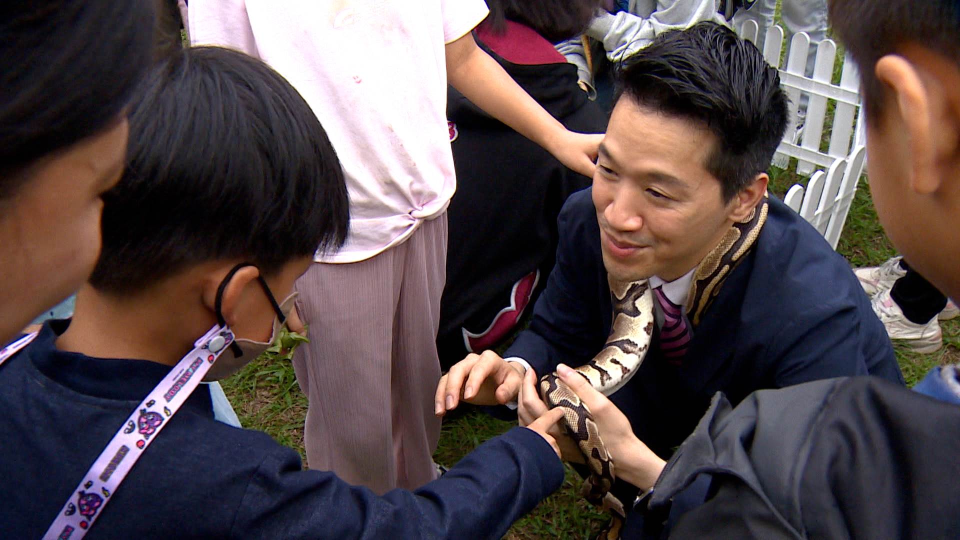 何志偉帶領小朋友體驗爬蟲互動課程，提醒「愛牠就不要棄養牠」，現場氣氛溫馨又熱鬧。（圖／東森新聞）