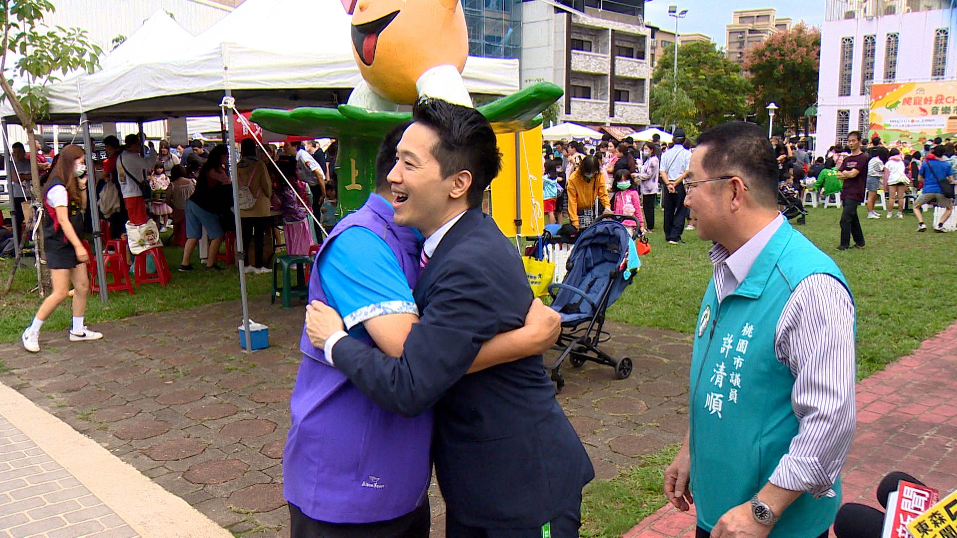 近期地方議員掛出支持布條，引發外界關注何志偉動向，他回應「每天全力以赴」。（圖／東森新聞）