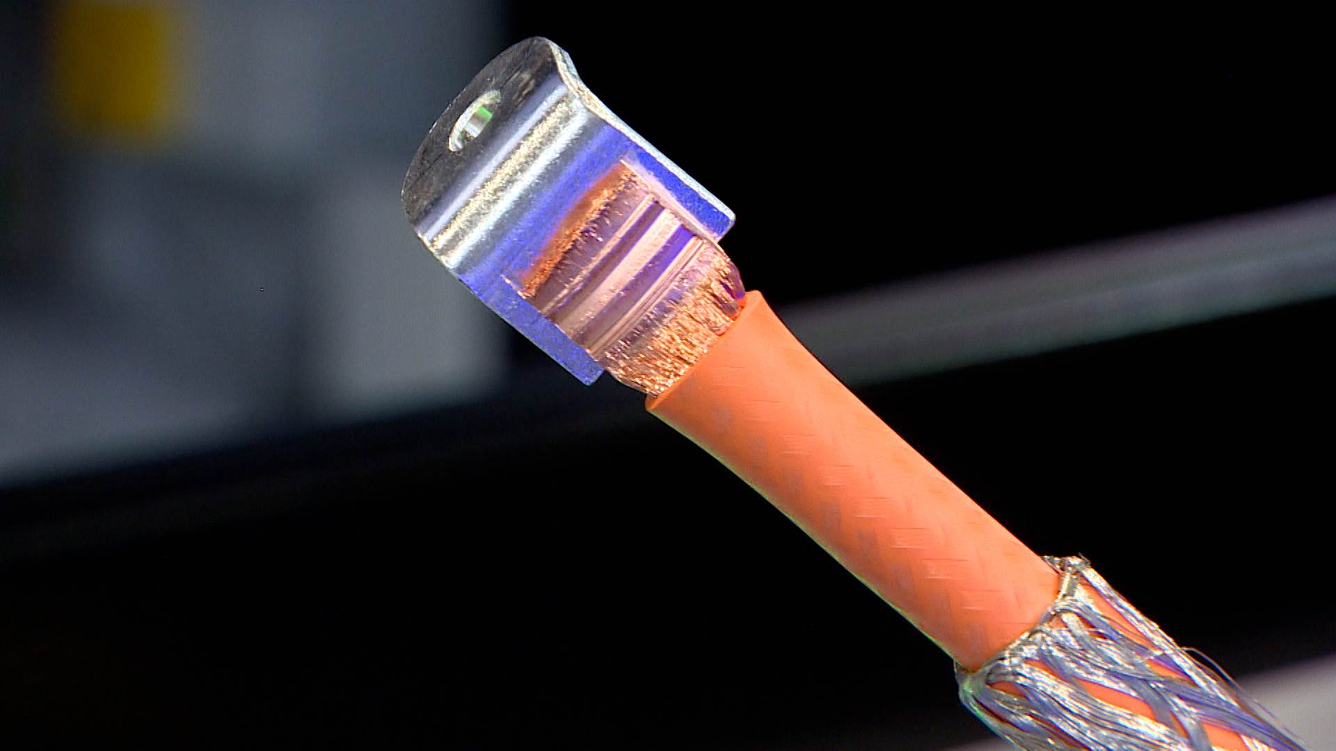 銘機實業業務總監張修瑋說明超音波焊接優勢，降低電阻、提升導電效率。（圖／東森新聞）