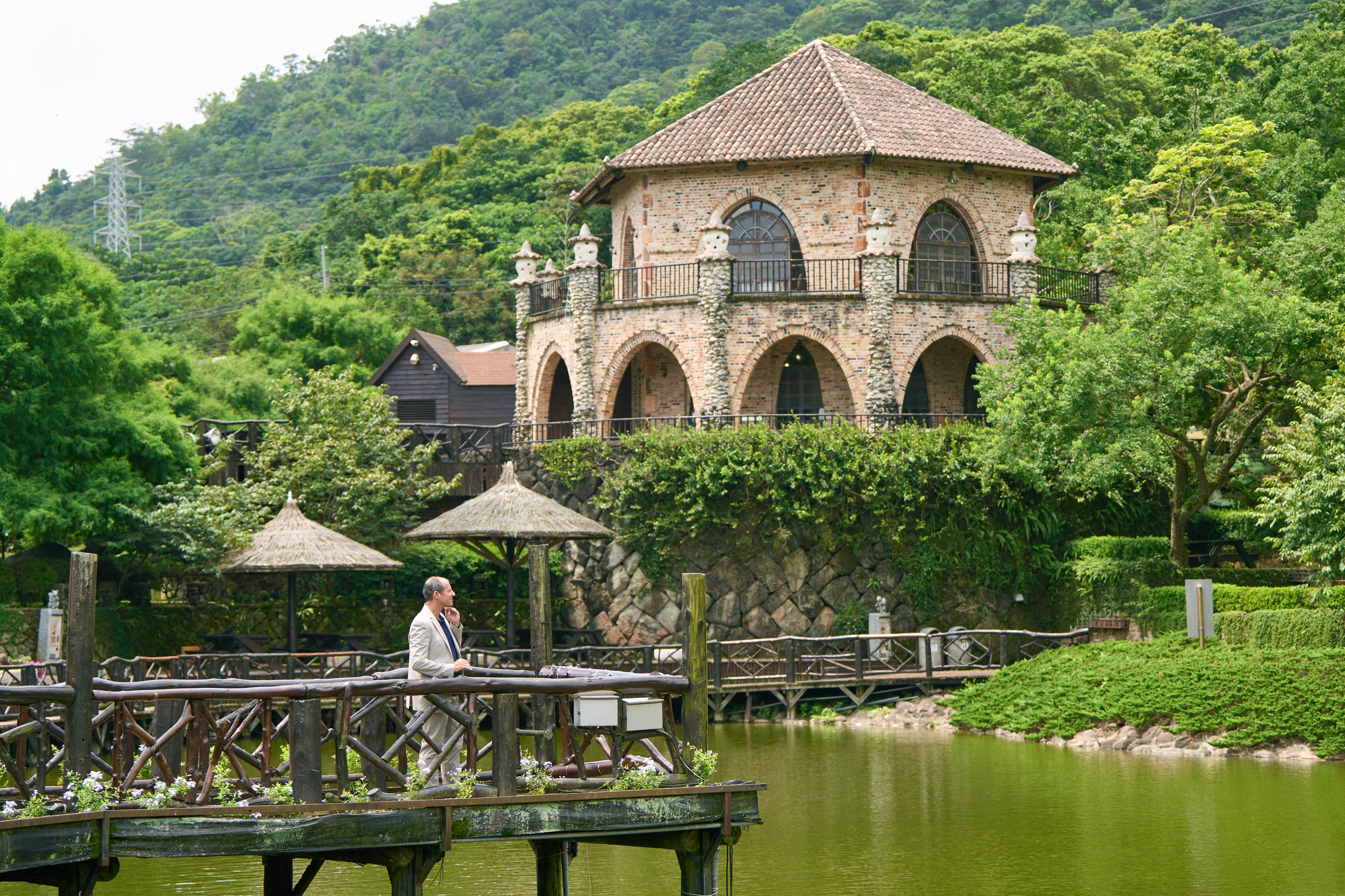 谷力哲處長拍攝首站於「一秒置身歐洲」的新社古堡莊園。（圖／台中市政府經發局提供）