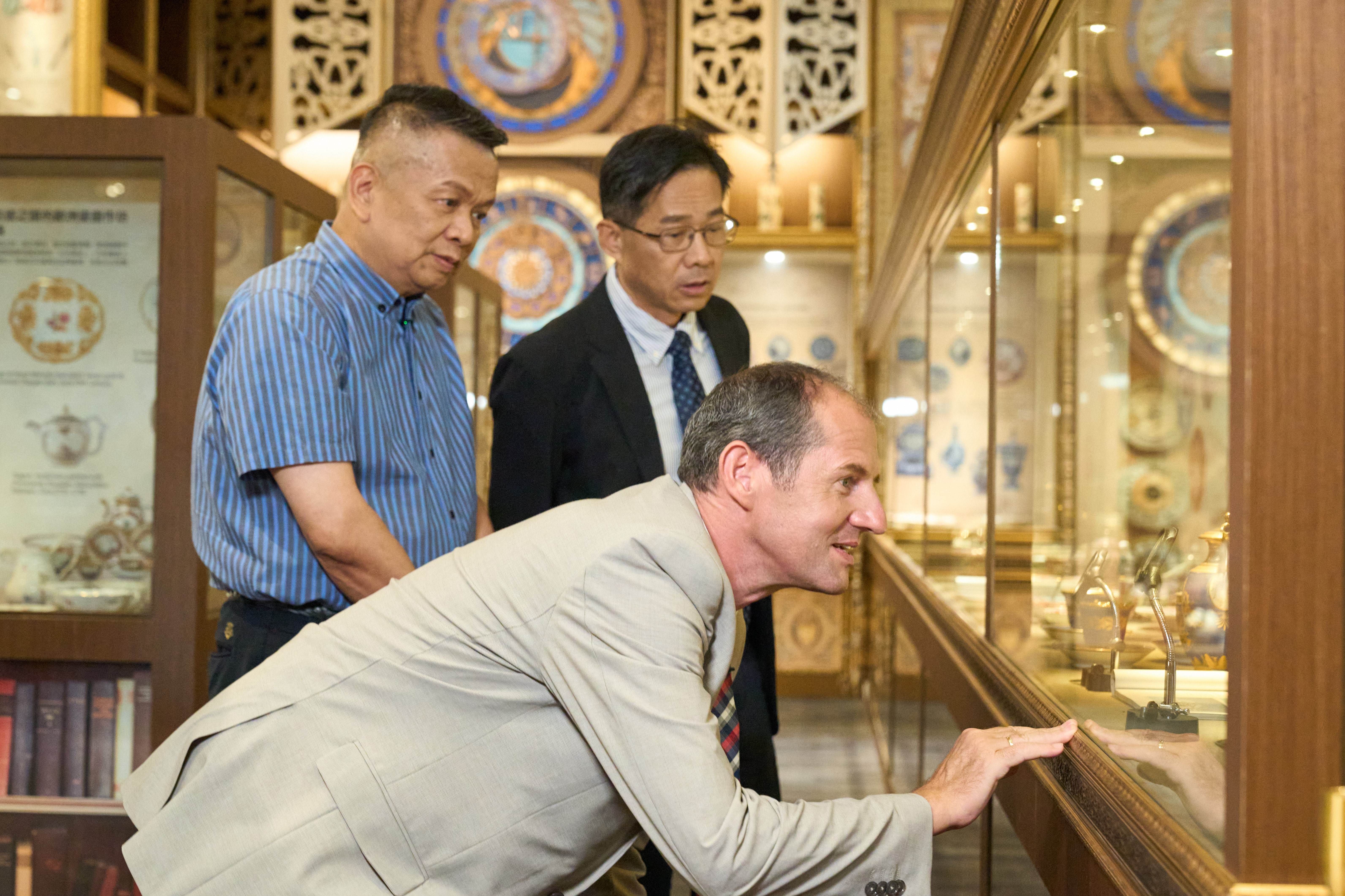 谷力哲處長到新天地西洋博物館體驗在台中的歐洲風情與文物。（圖／台中市政府經發局提供）