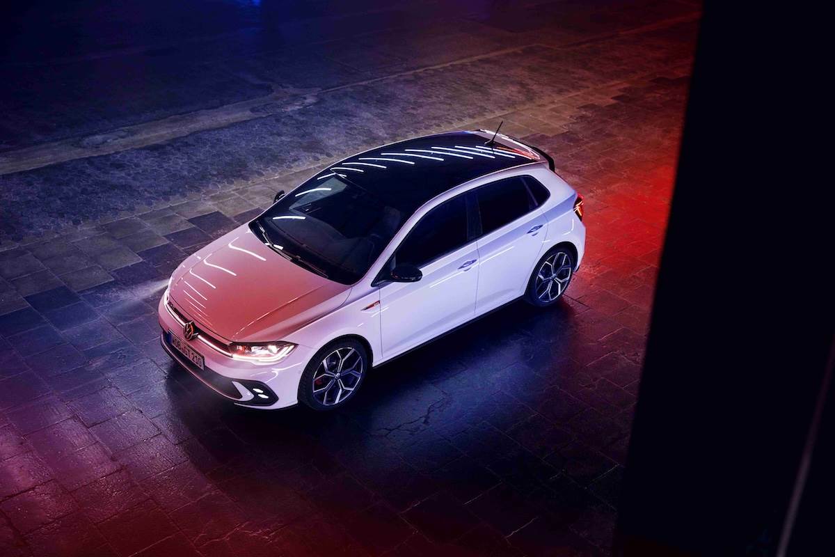 大面積黑色車頂搭配電動玻璃天窗、黑色後視鏡罩以及後方深色隱私玻璃。（圖／台灣福斯汽車提供）