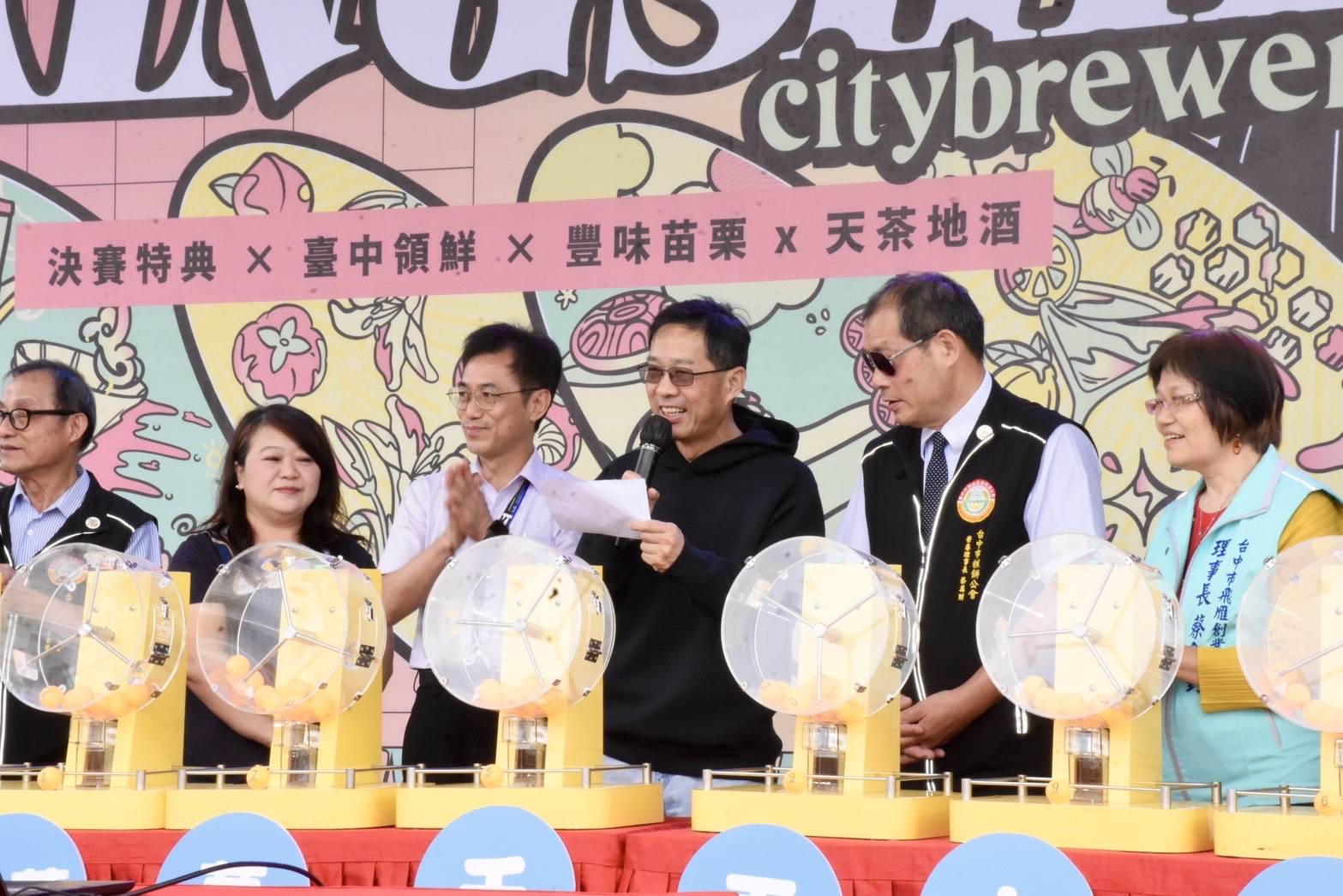 臺中購物節十萬得主call-out由龍井區的魯先生幸運得獎。（圖／台中市政府經發局提供）