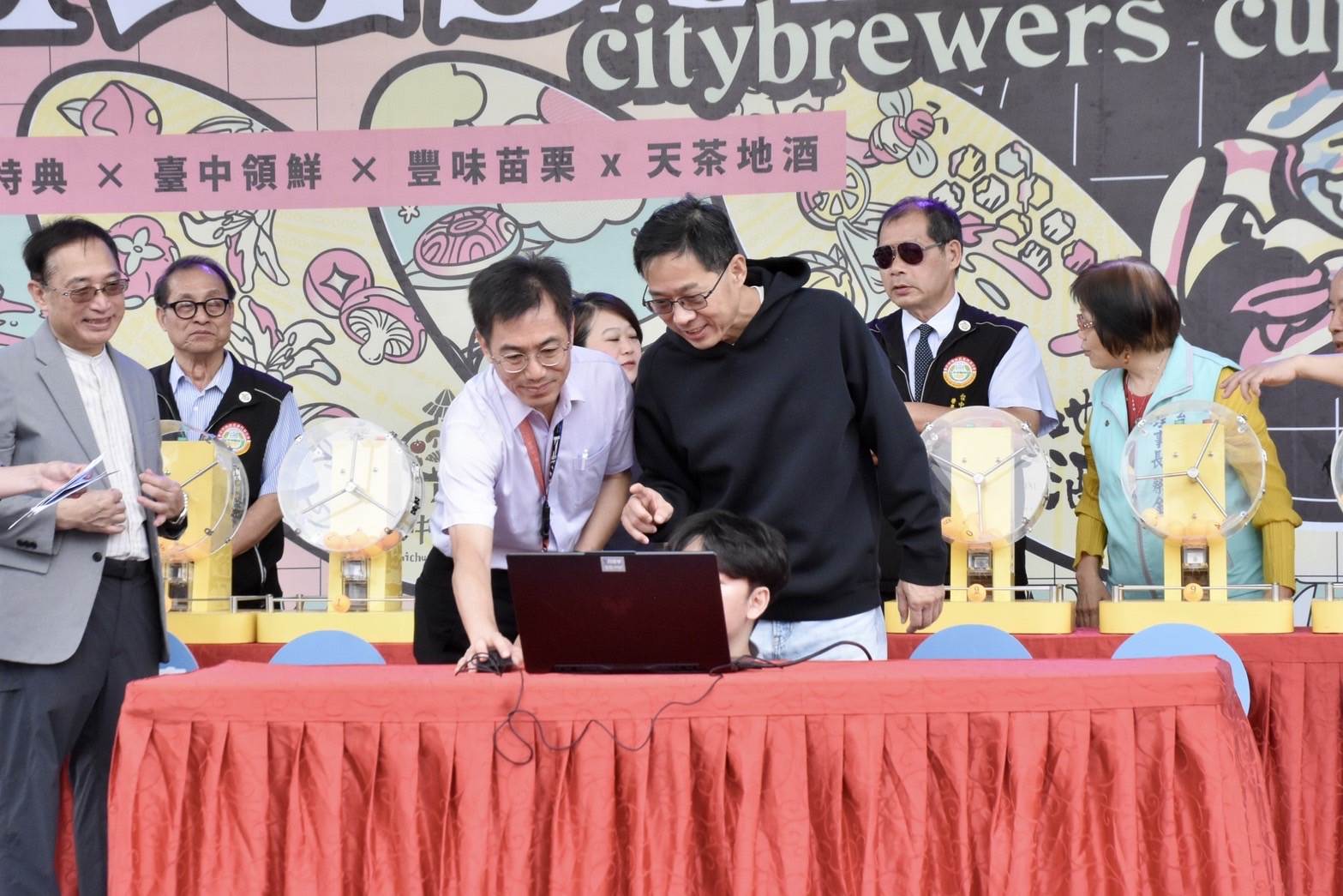 農業部水土保持署臺中分署長陳榮俊-張局長抽出購物節獎項。（圖／台中市政府經發局提供）