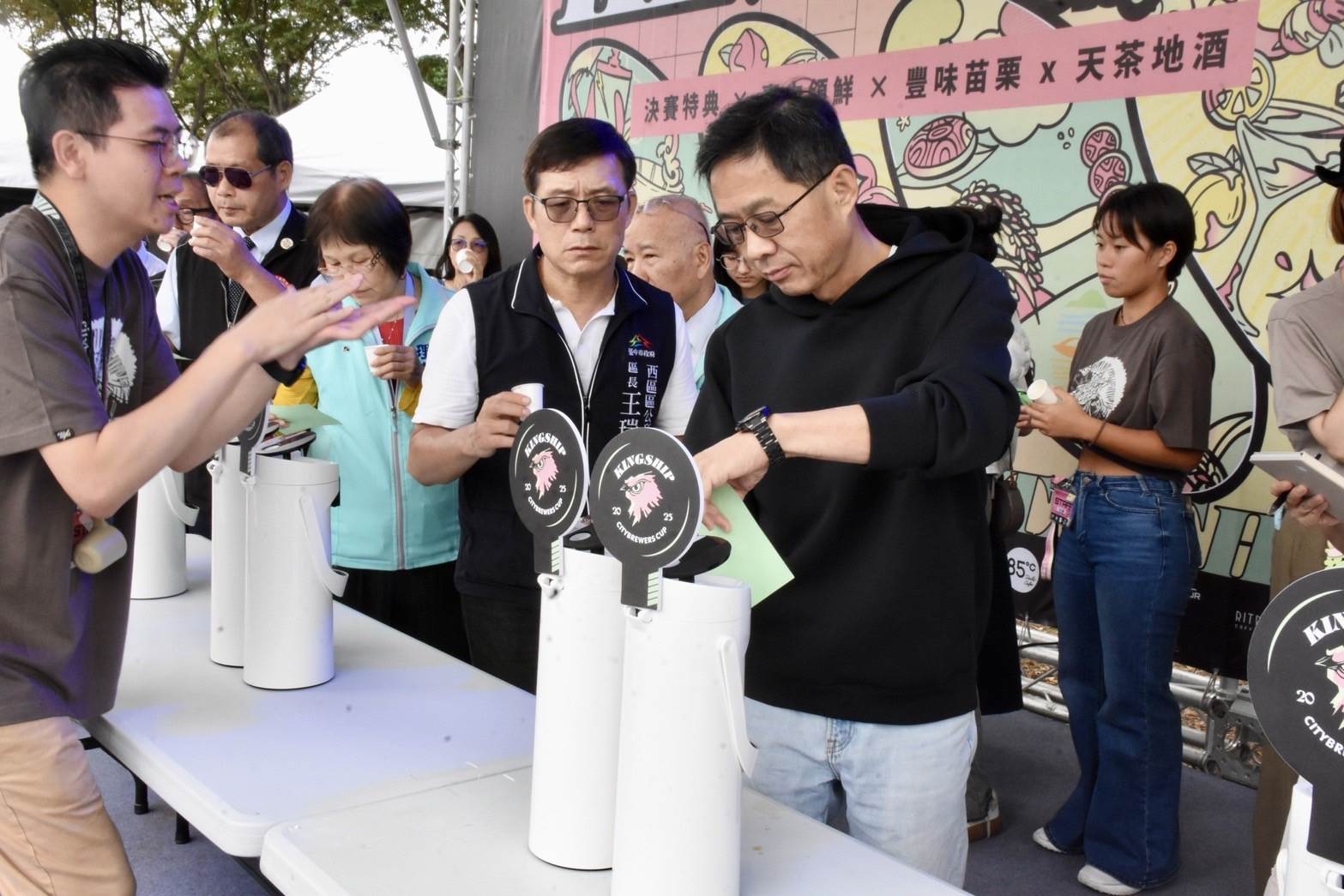 張局長與貴賓參與咖啡沖煮賽的投票活動。（圖／台中市政府經發局提供）