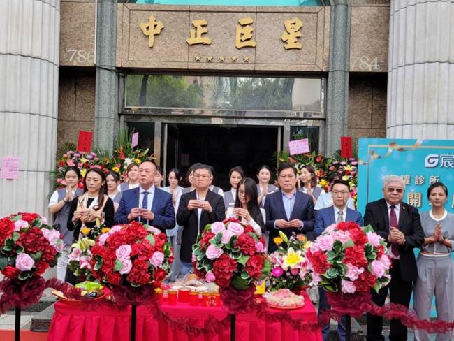 宸曜國際醫療體系創辦人陳湧仁醫學博士（左三）、宸曜診所董事長莊泳沐（右一）與多位貴賓共同於開幕典禮拜拜儀式上祈福，祝賀宸曜智慧醫學在桃園扎根啟航。（圖／業者提供）