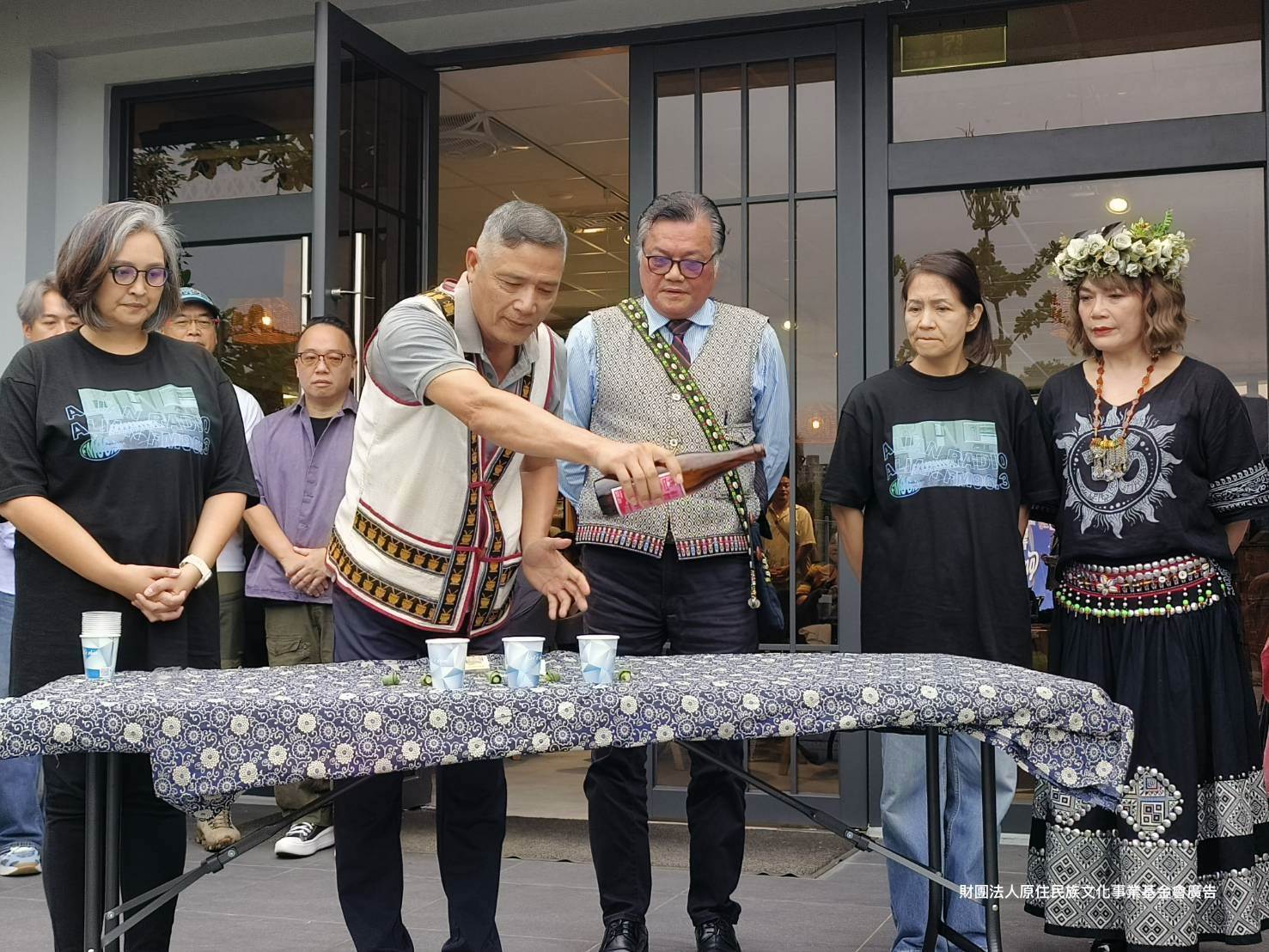 由頭目鄭光正引領阿美族祈福儀式，為Alian聽友會與會貴賓送上祝福。（圖／原文會提供）