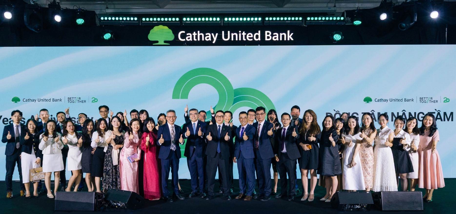 國泰世華銀行胡志明市分行同仁齊聚一堂，共同慶祝營運20週年。團隊展現高度專業與凝聚力，支撐分行在獲利、營收與服務品質上的持續成長，成為越南市場上最具競爭力的外資銀行之一。（圖／國泰世華銀行提供）